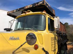 MACK U MODEL SINGLE AXLE DUMP