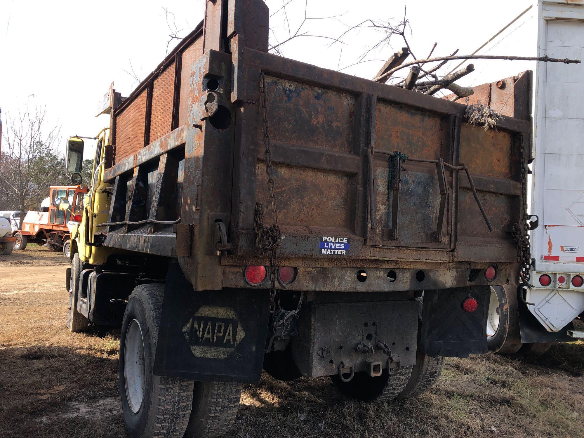 MACK U MODEL SINGLE AXLE DUMP