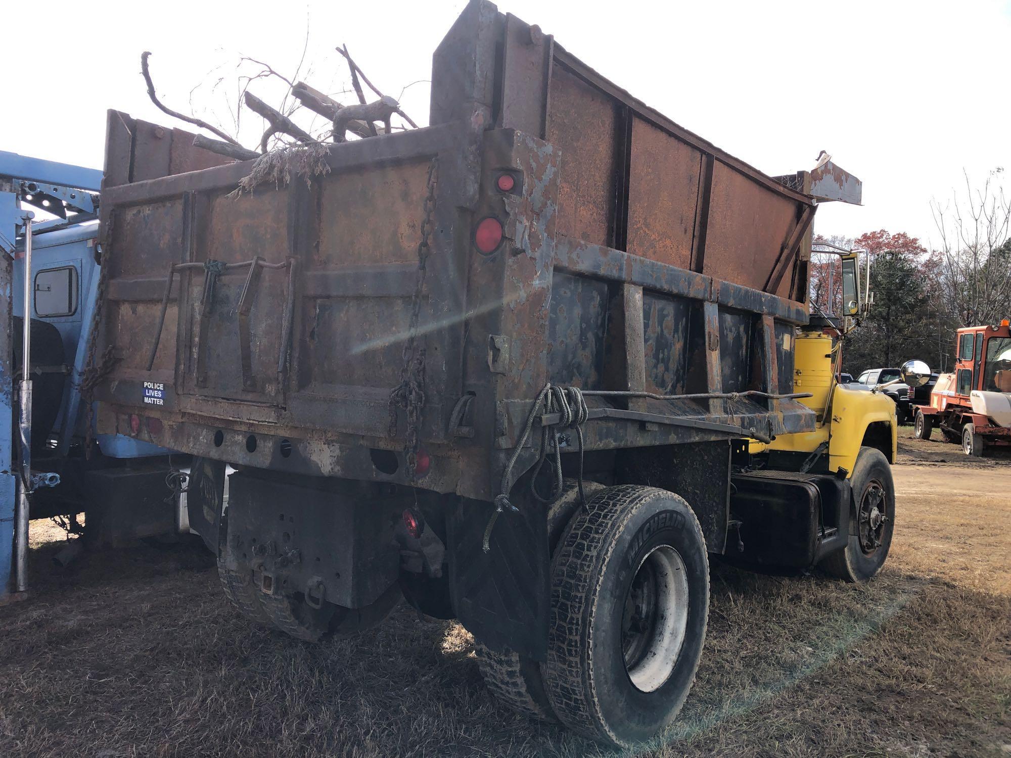 MACK U MODEL SINGLE AXLE DUMP