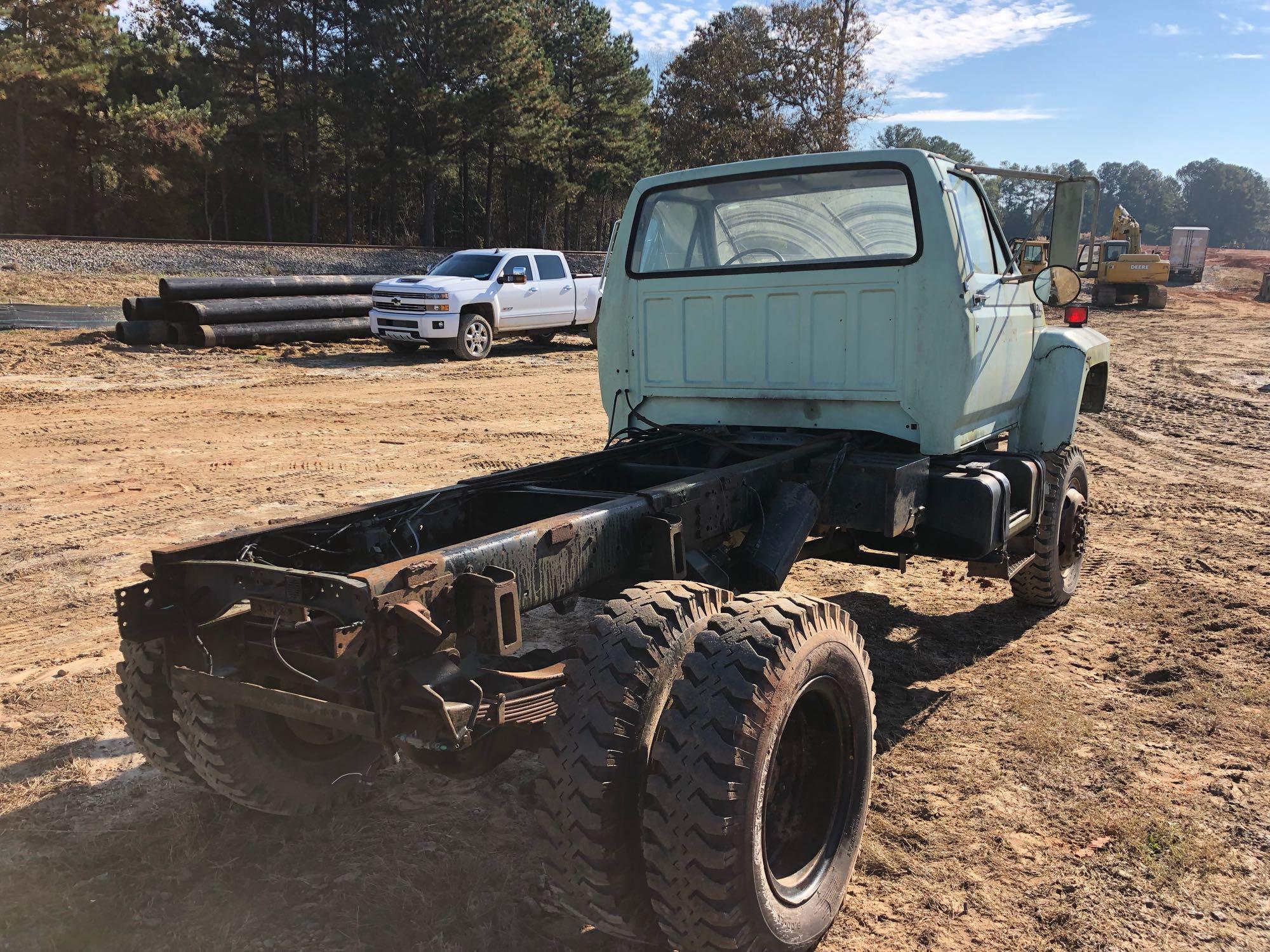 FORD F-700 SINGLE AXLE CAB AND CHASSIS
