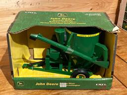 ERTL JOHN DEERE, 1:16 SCALE GRINDER/MIXER: (AGES 3+)