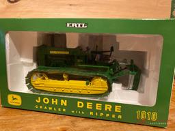JOHN DEERE 1010 CRAWLER W/ RIPPER (AGES 8+)