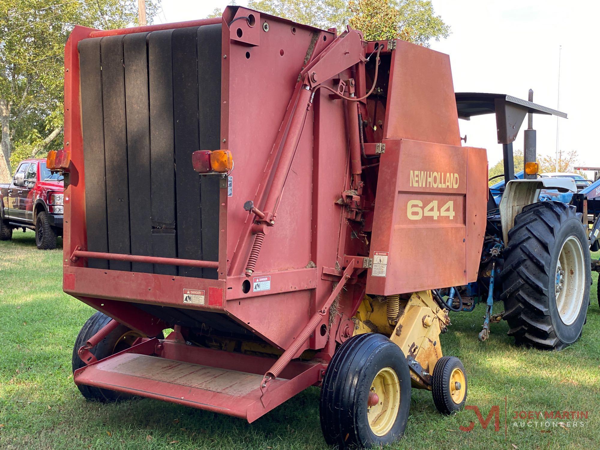 NEW HOLLAND 644 ROUND BALER
