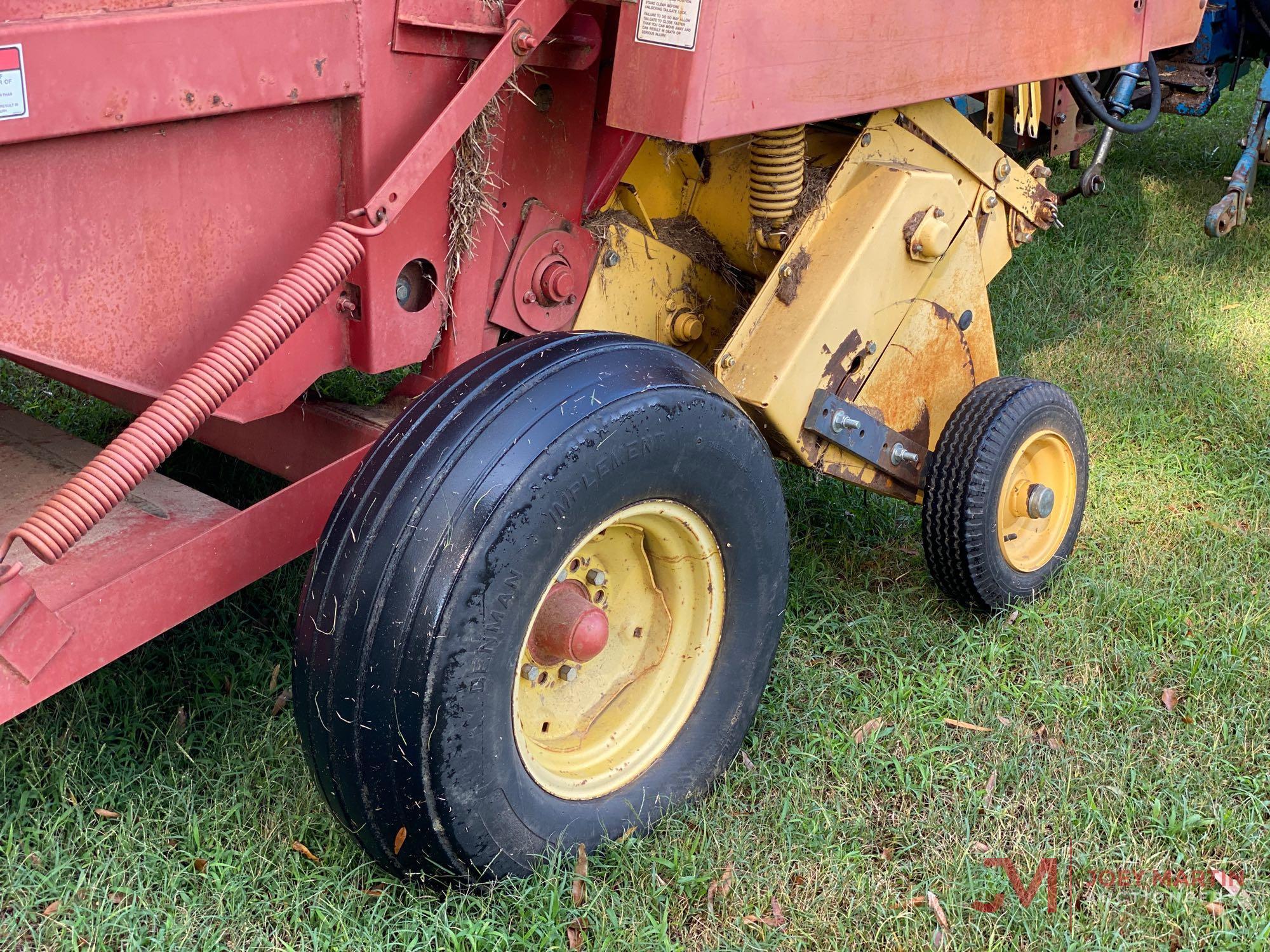 NEW HOLLAND 644 ROUND BALER