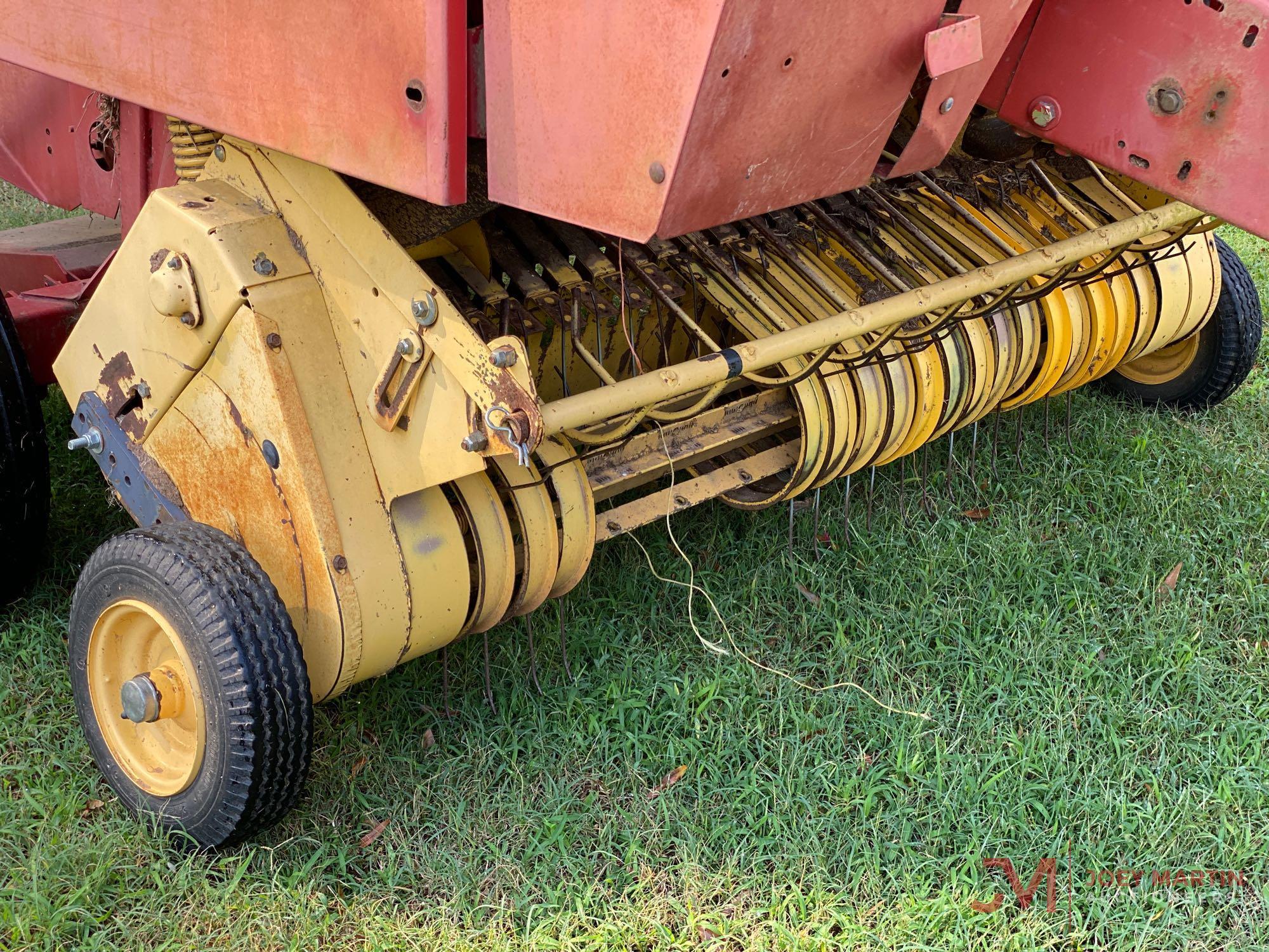 NEW HOLLAND 644 ROUND BALER