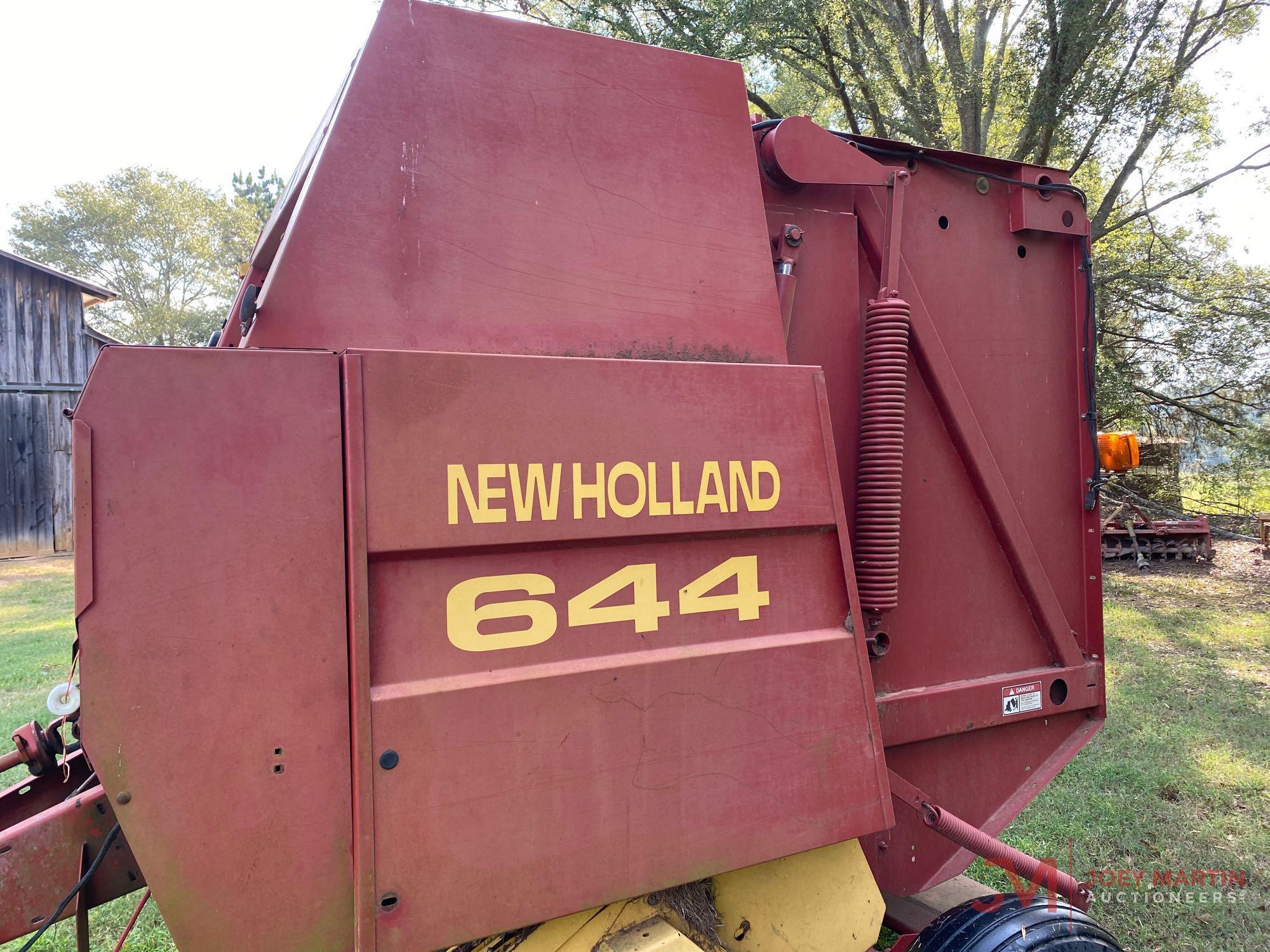 NEW HOLLAND 644 ROUND BALER