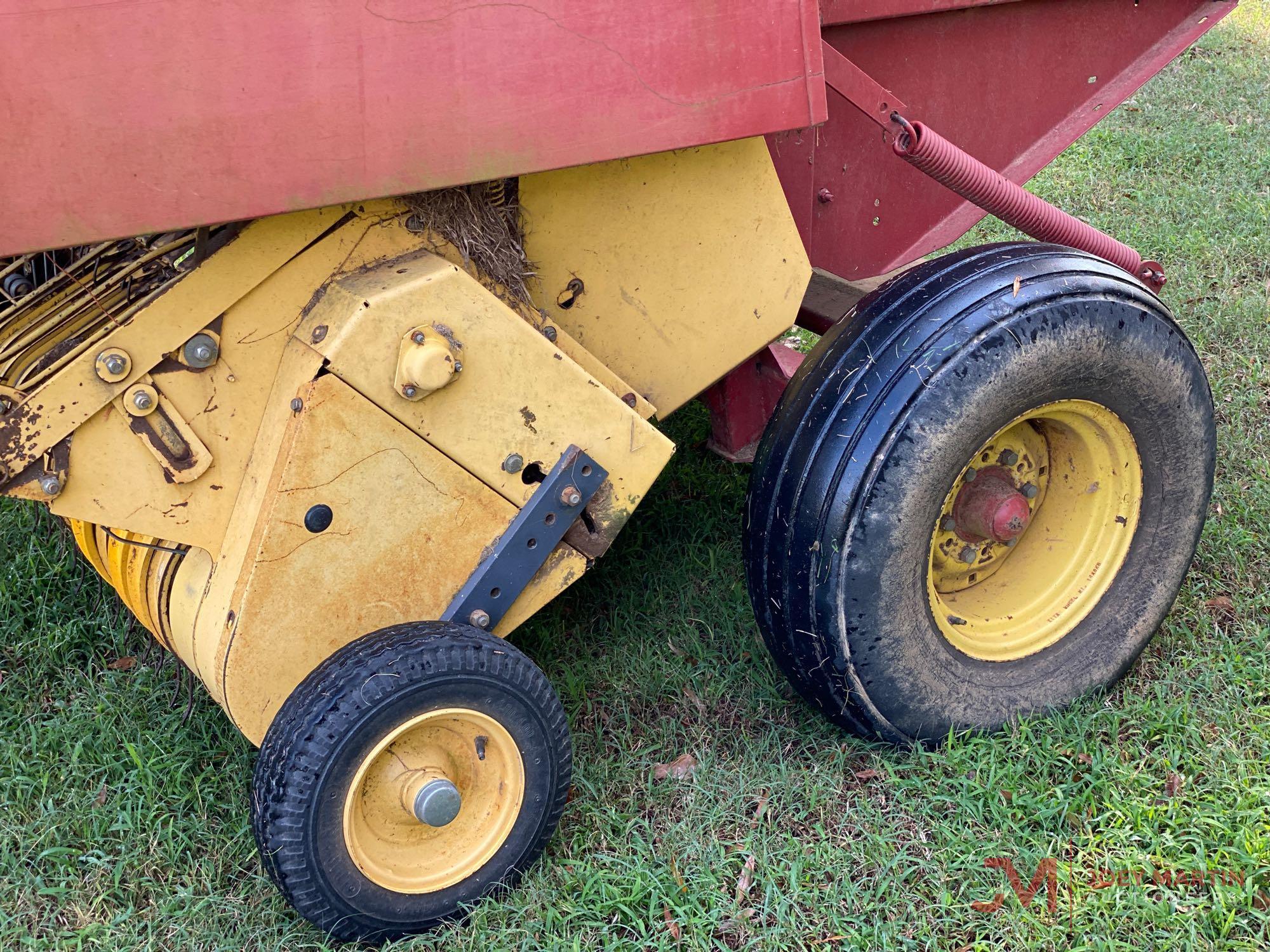 NEW HOLLAND 644 ROUND BALER