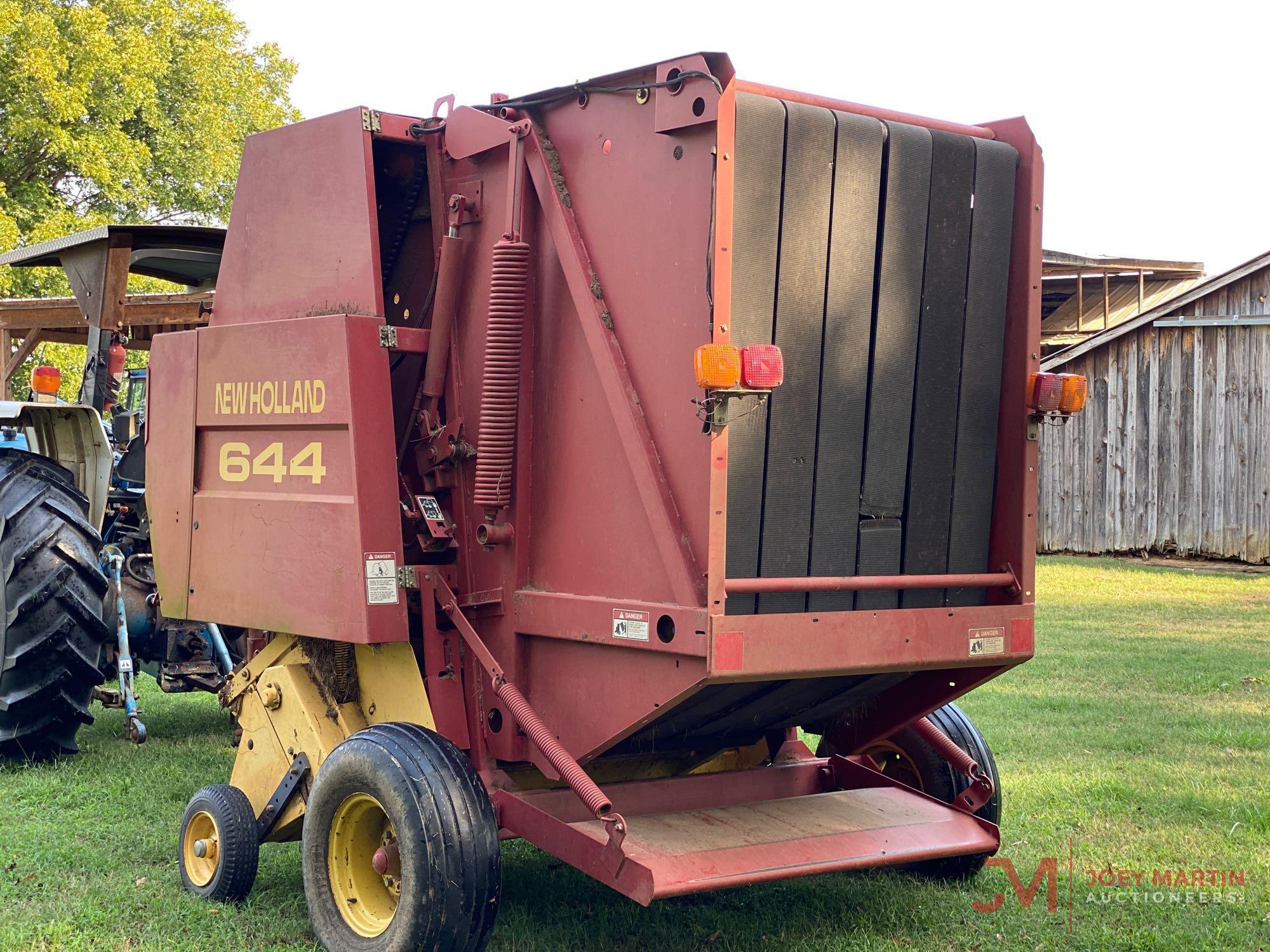 NEW HOLLAND 644 ROUND BALER