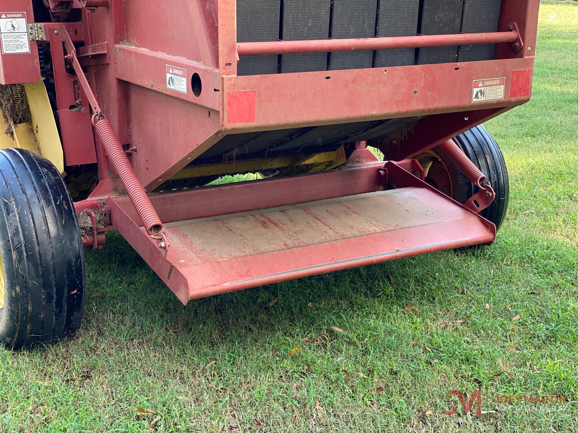 NEW HOLLAND 644 ROUND BALER