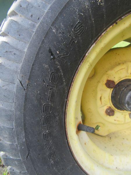 (2425) John Deere 755 w/ John Deere 52 Loader
