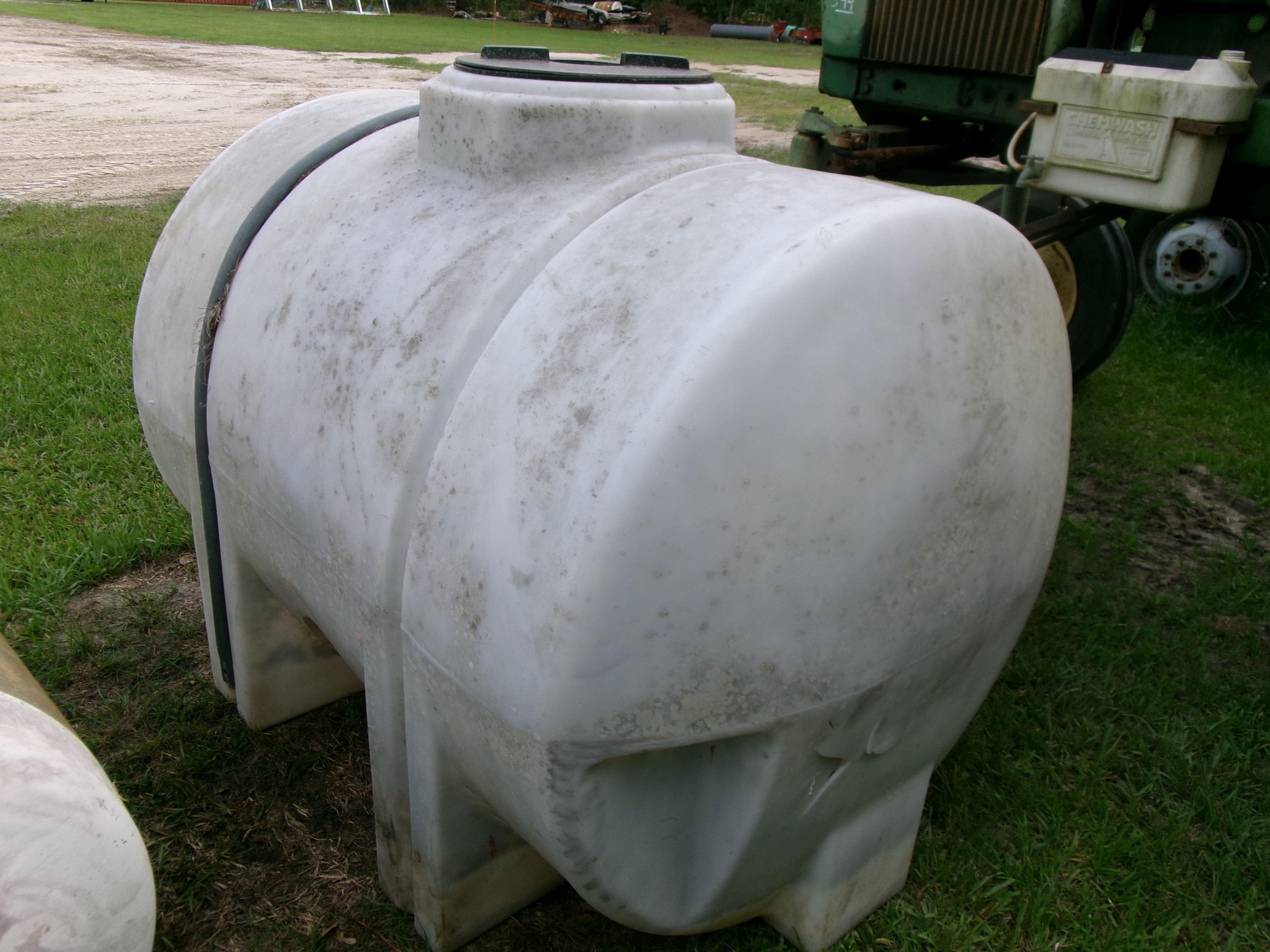 (0470)  500 Gallon Poly Tank with Crack