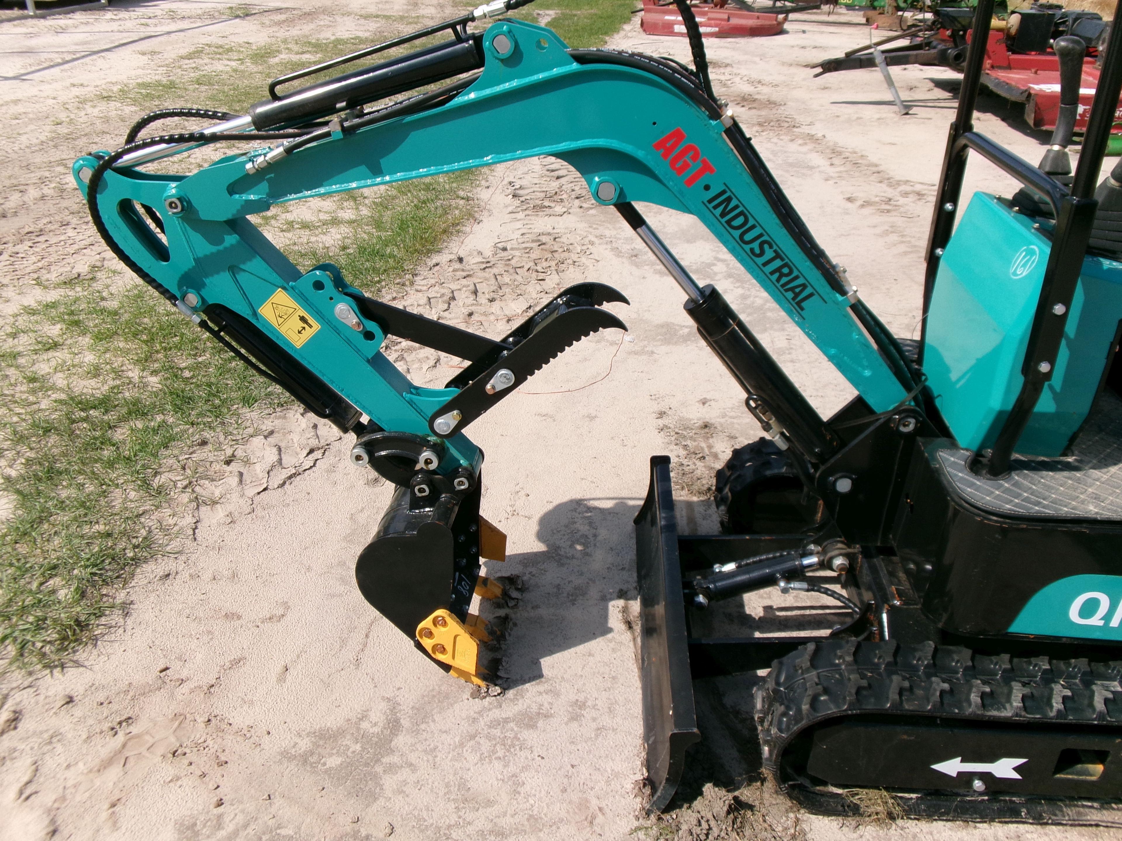 (0051)  AGT Industrial QHIZ Mini Excavator