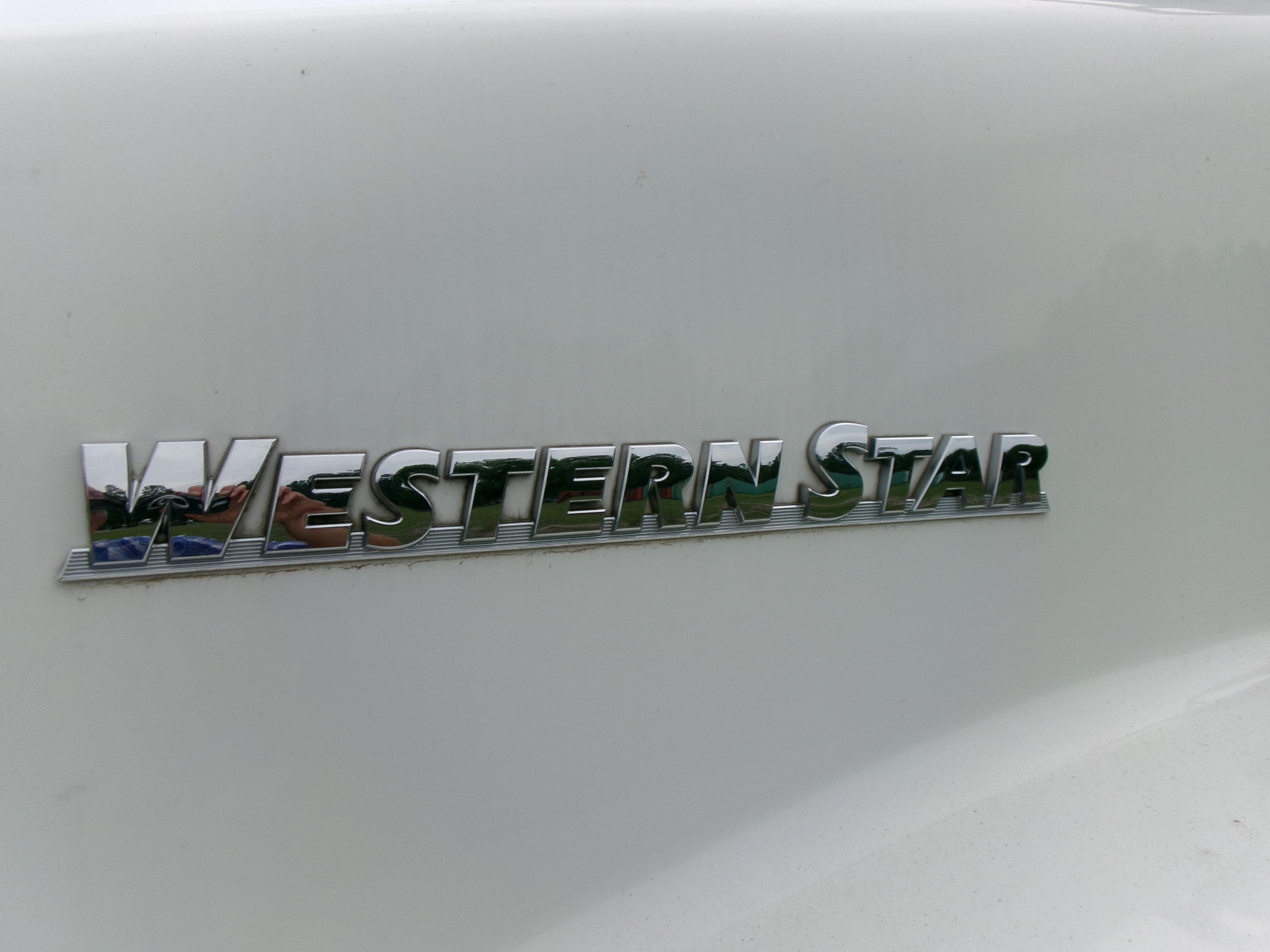 (0557)  2016 WESTERN STAR 4900 SB GLIDER W TITLE