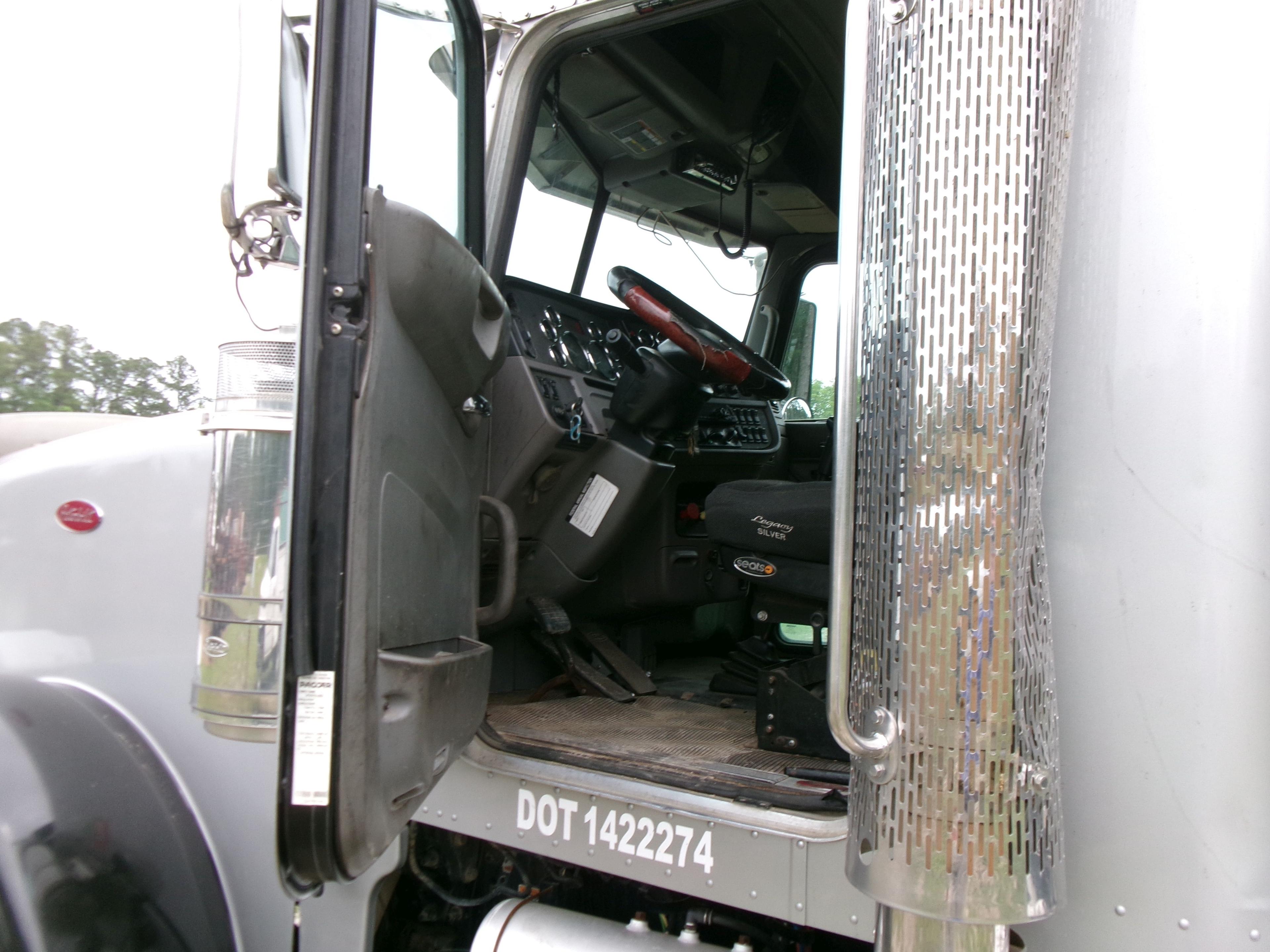 (0559)  2014 PETERBILT DAY CAB WITH TITLE