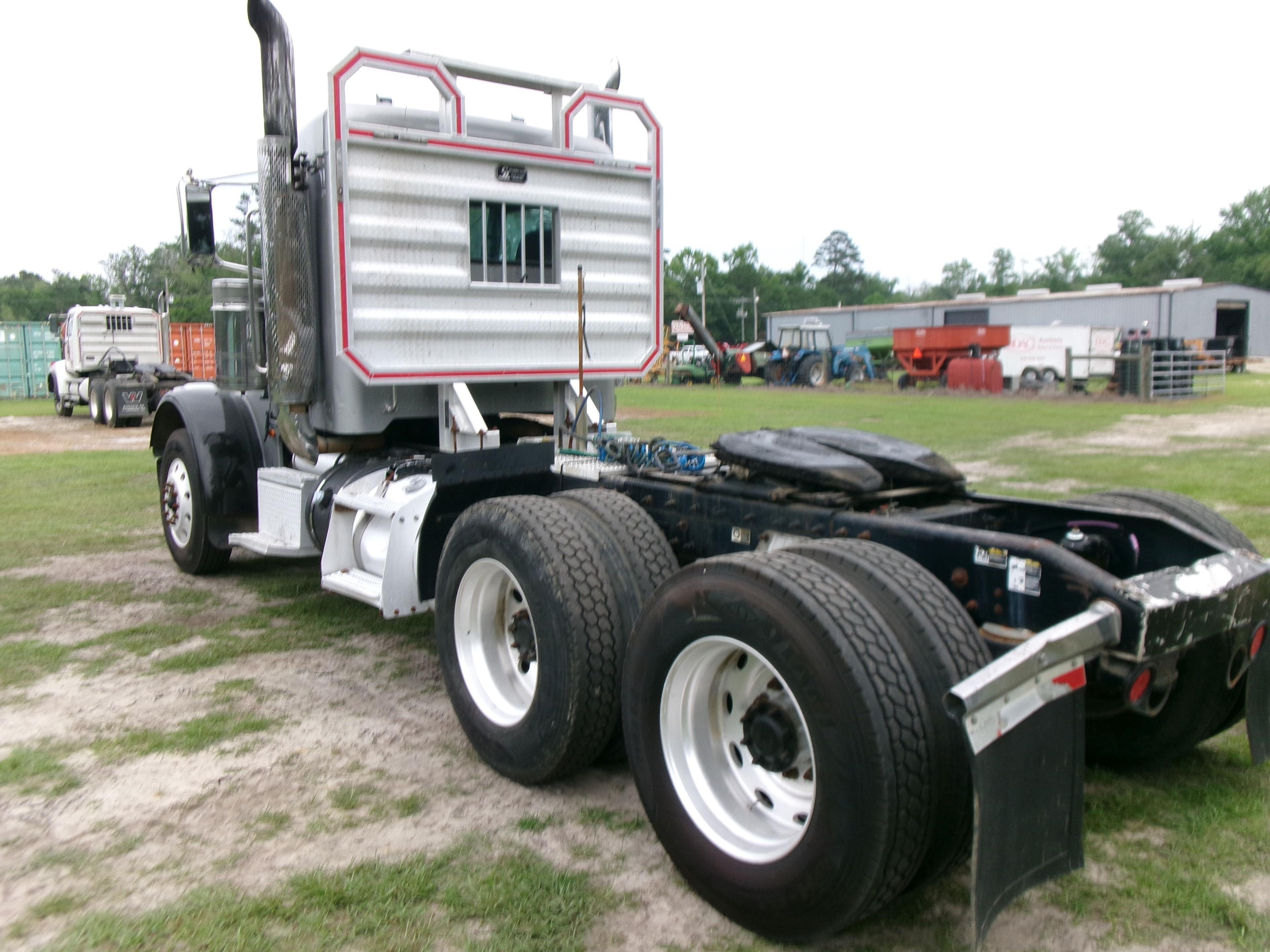 (0559)  2014 PETERBILT DAY CAB WITH TITLE