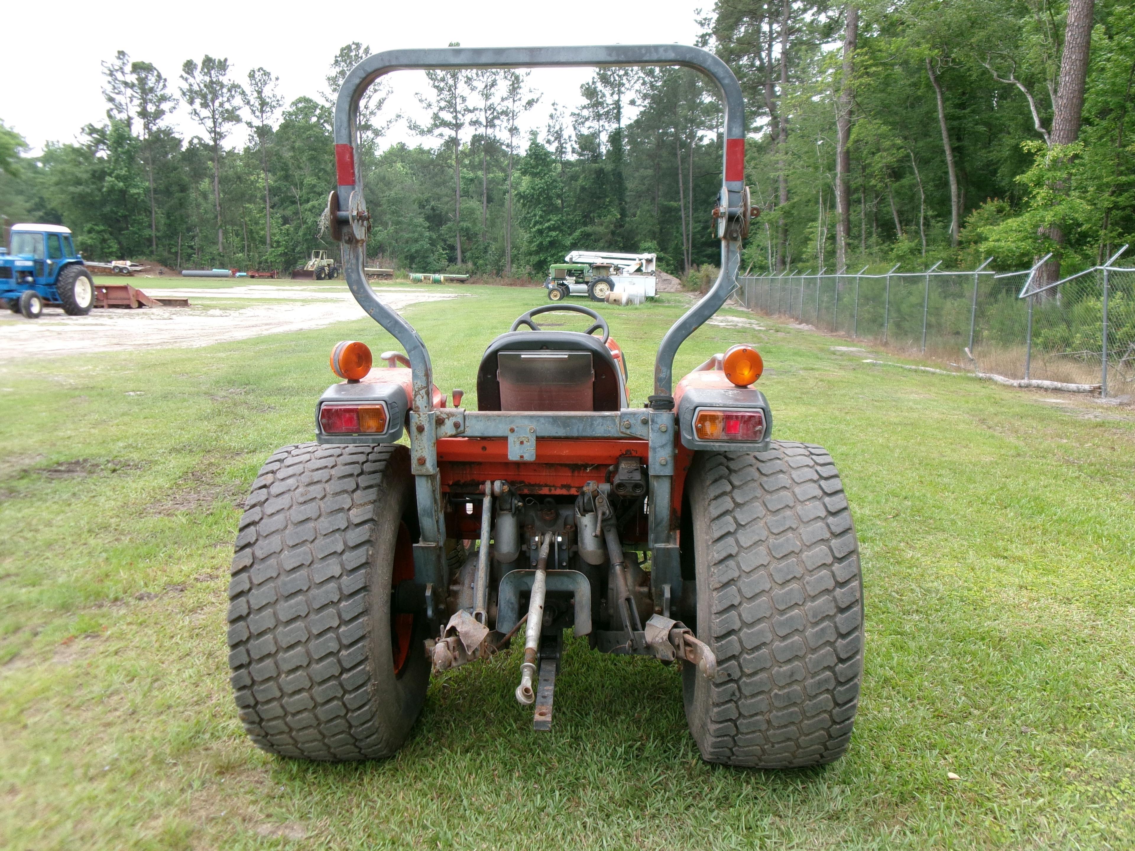 (0577)  KUBOTA MODEL L3830 ROPS TRACTOR