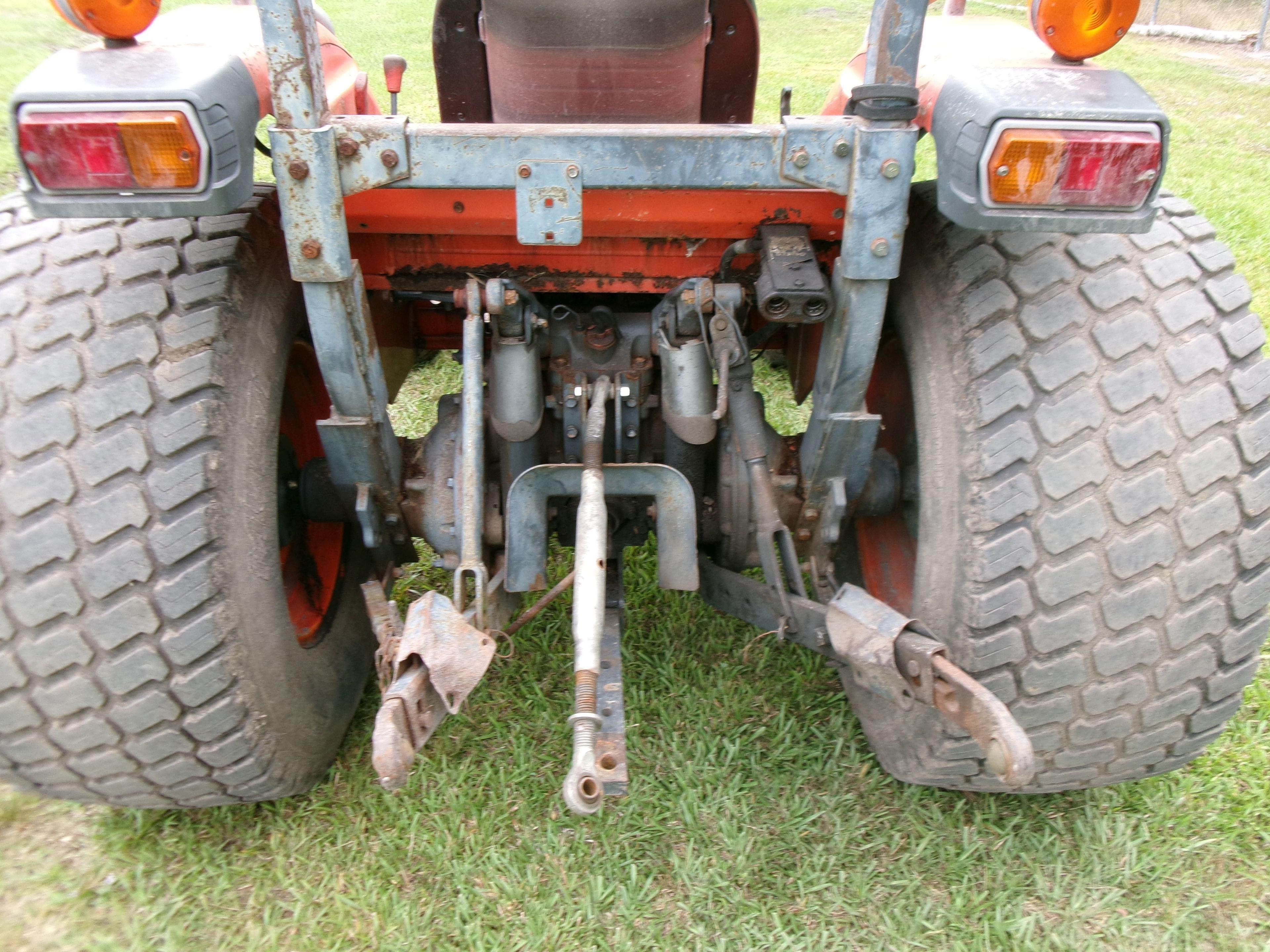 (0577)  KUBOTA MODEL L3830 ROPS TRACTOR