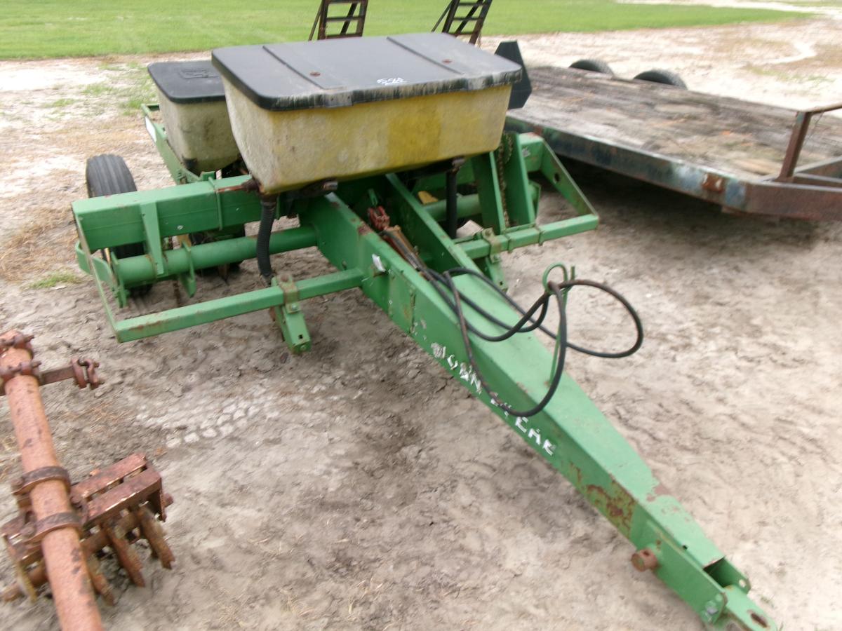 (0581)  2 ROW JOHN DEERE 7000 PLANTER