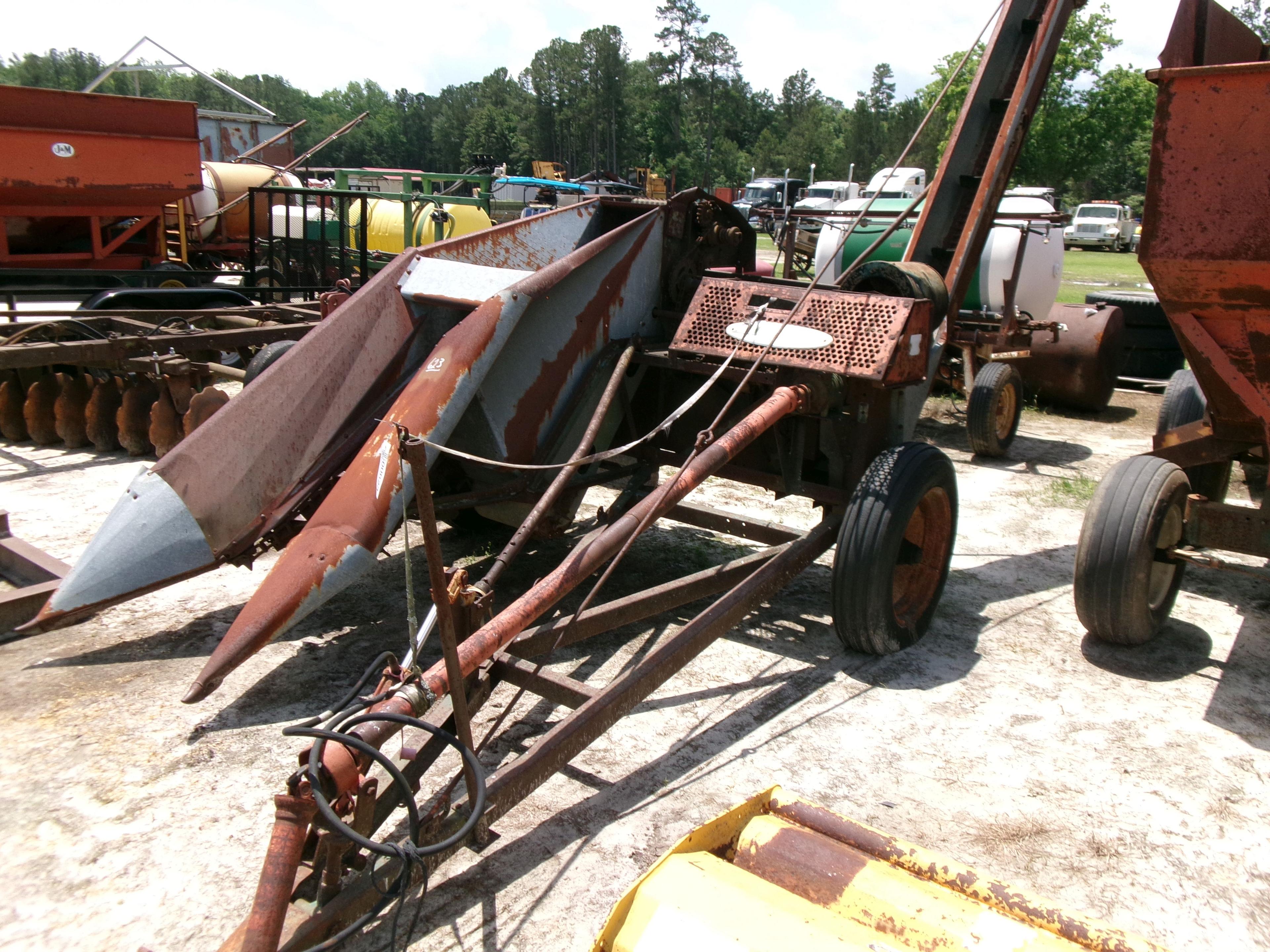 (0623)  NEW IDEA 323 1 ROW CORN PICKER