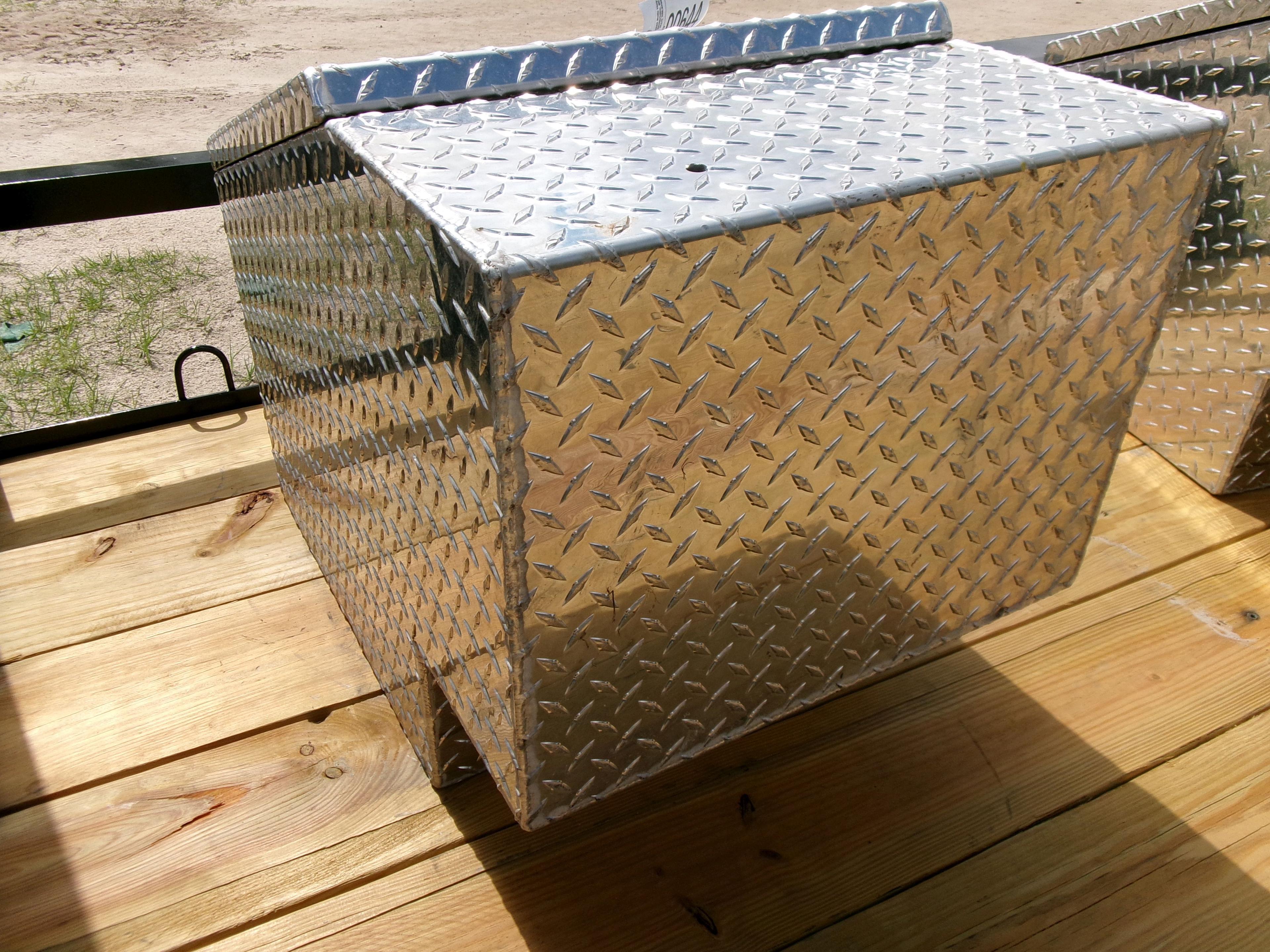 (0644)  ALUMINUM TOOL BOX