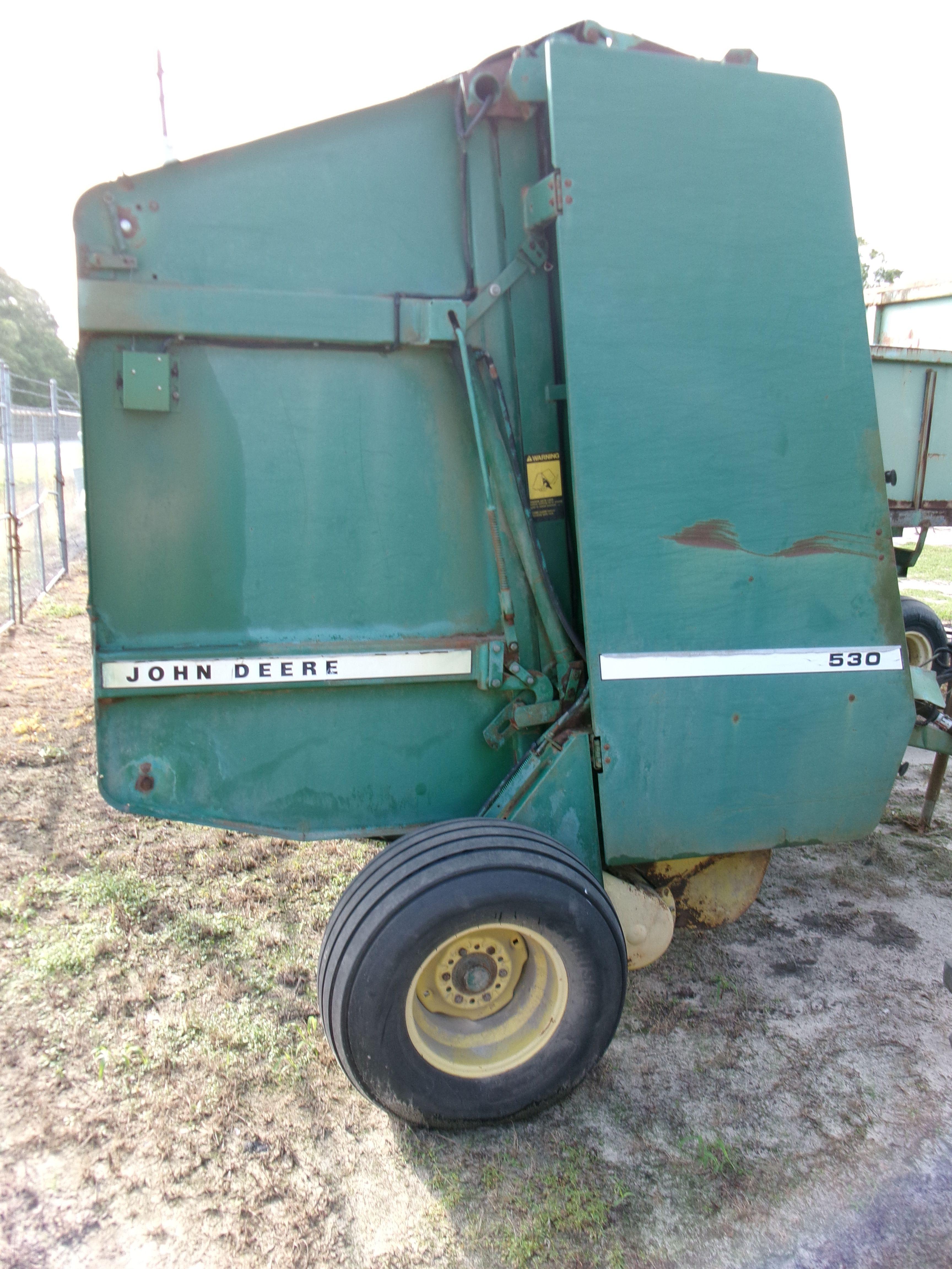 (0645)  John Deere 530 Bailer