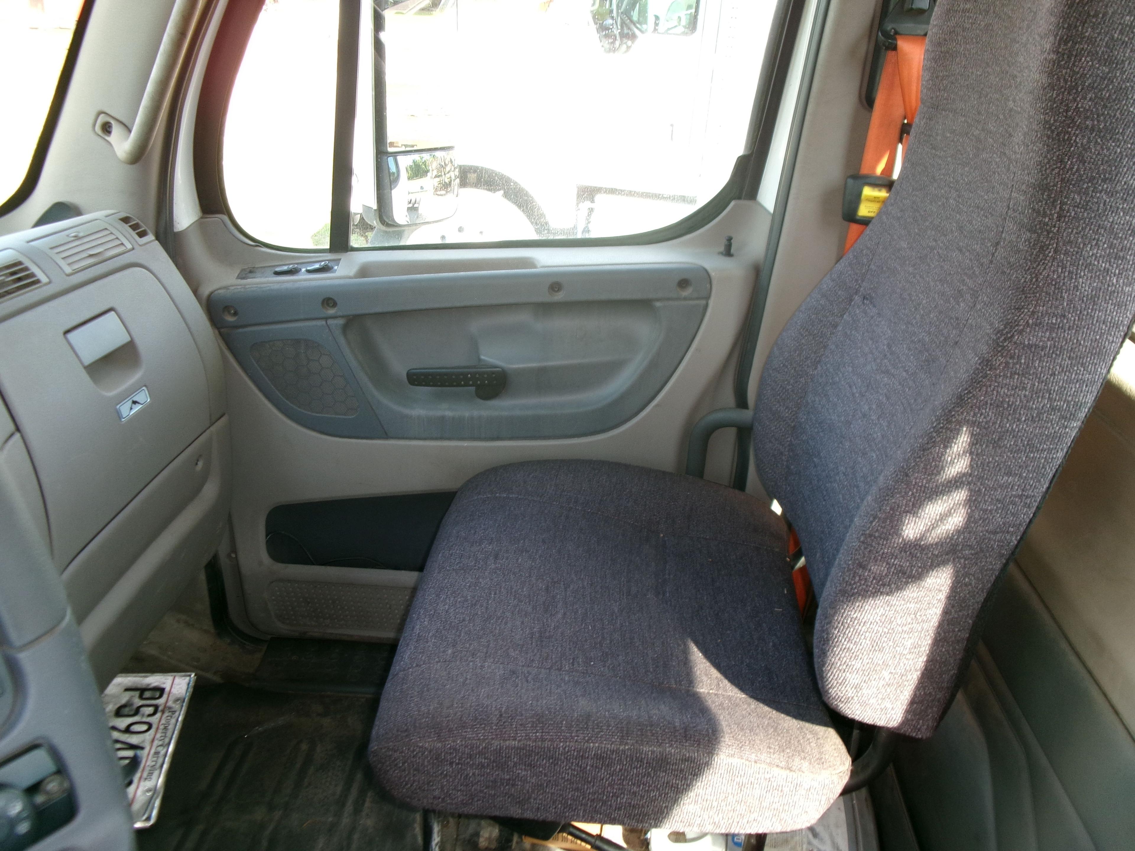 (8580)  2013 Freightliner Day Cab (W/Title)