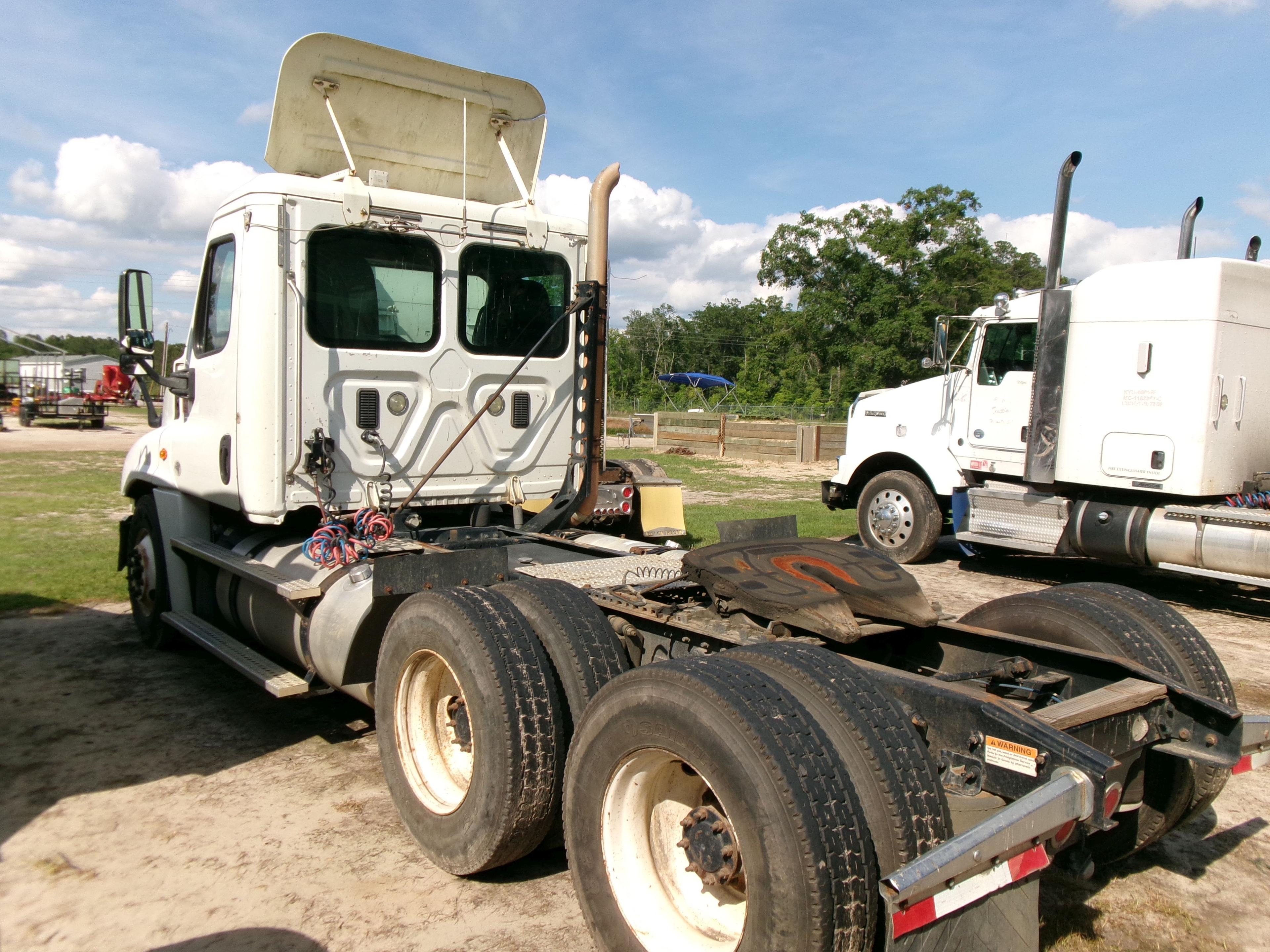 (8580)  2013 Freightliner Day Cab (W/Title)