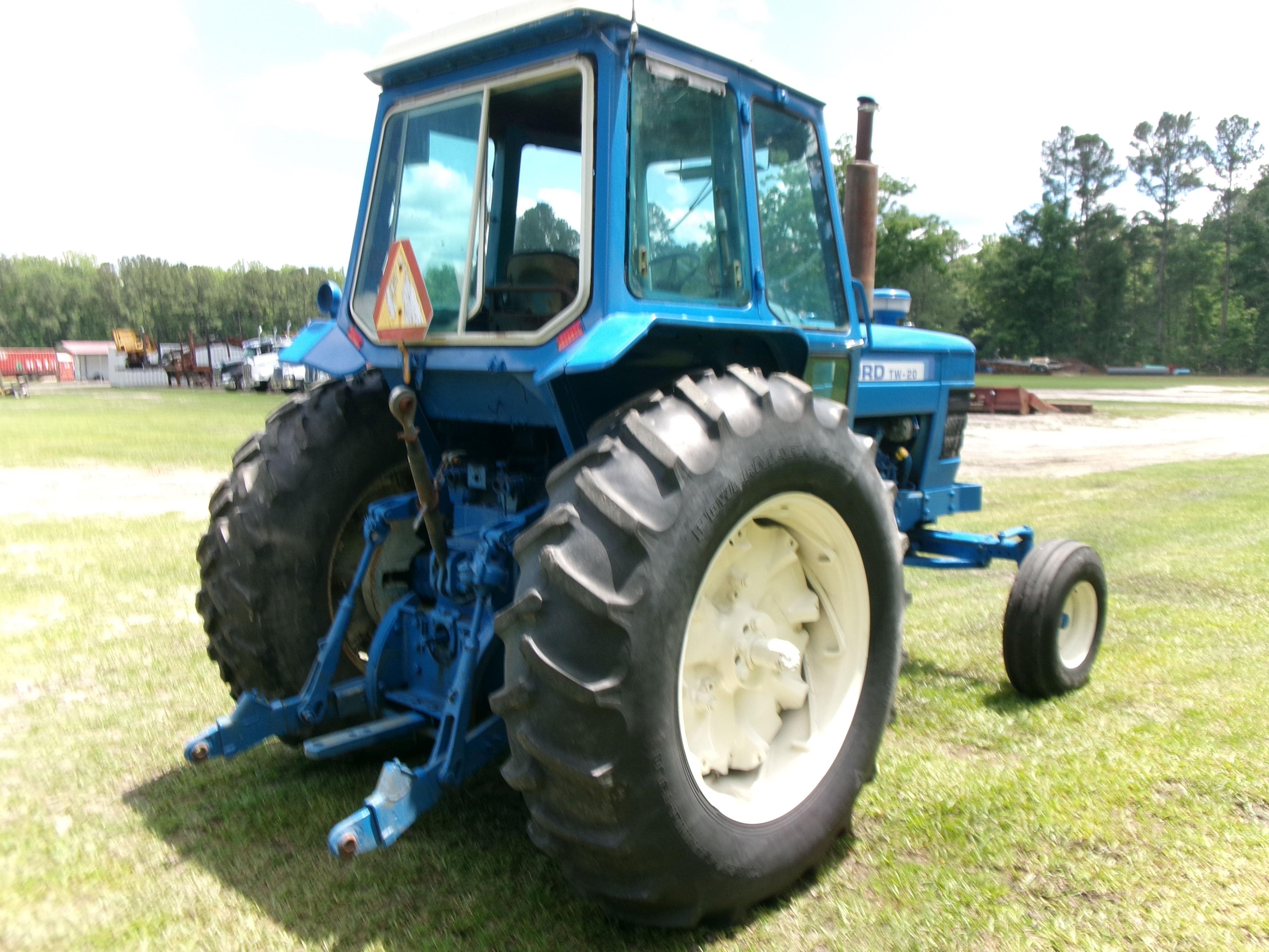 (9954)  FORD TW-20 TRACTOR