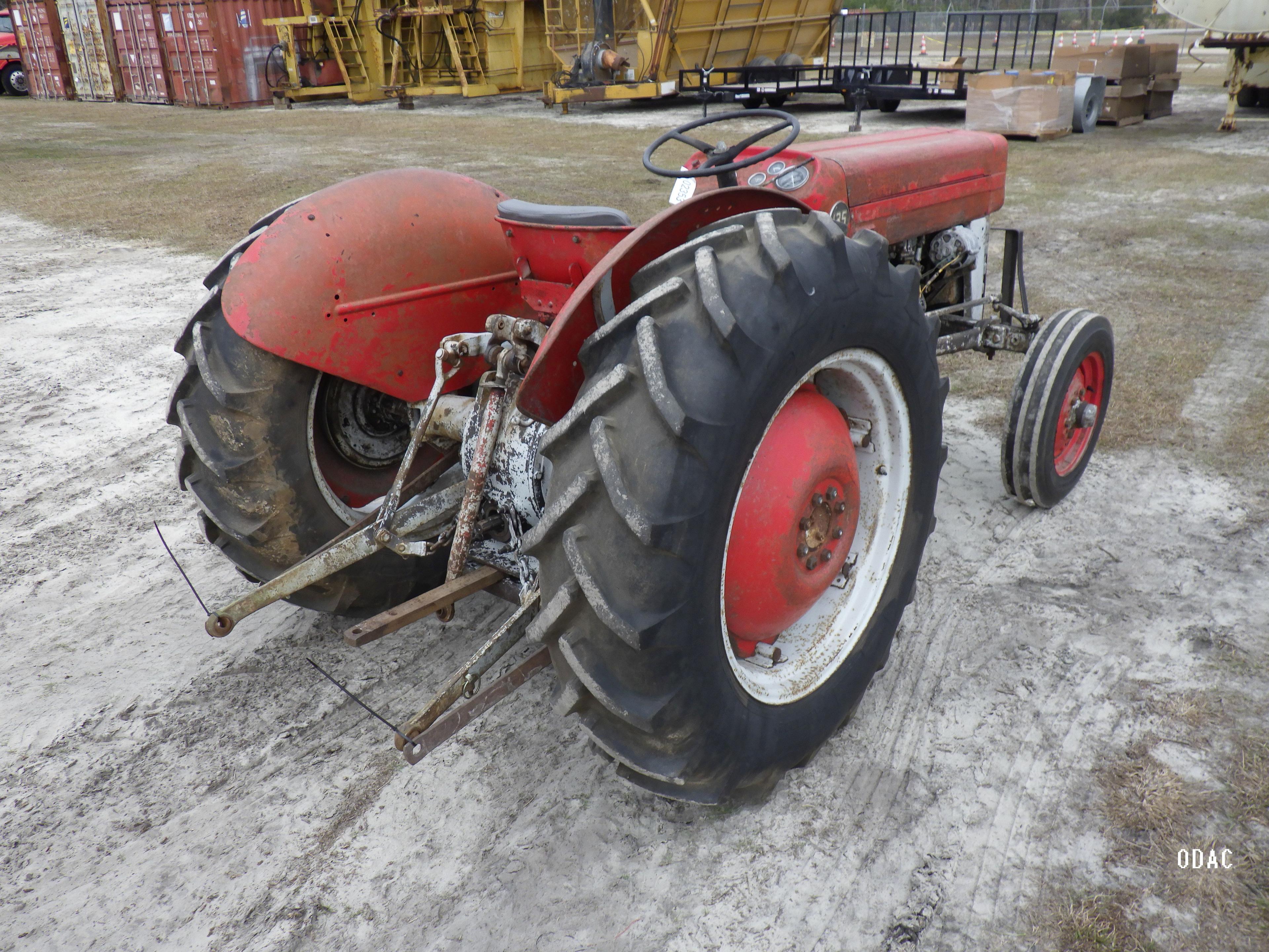 (2353) Massey Ferguson 135 Non ROPS Tractor