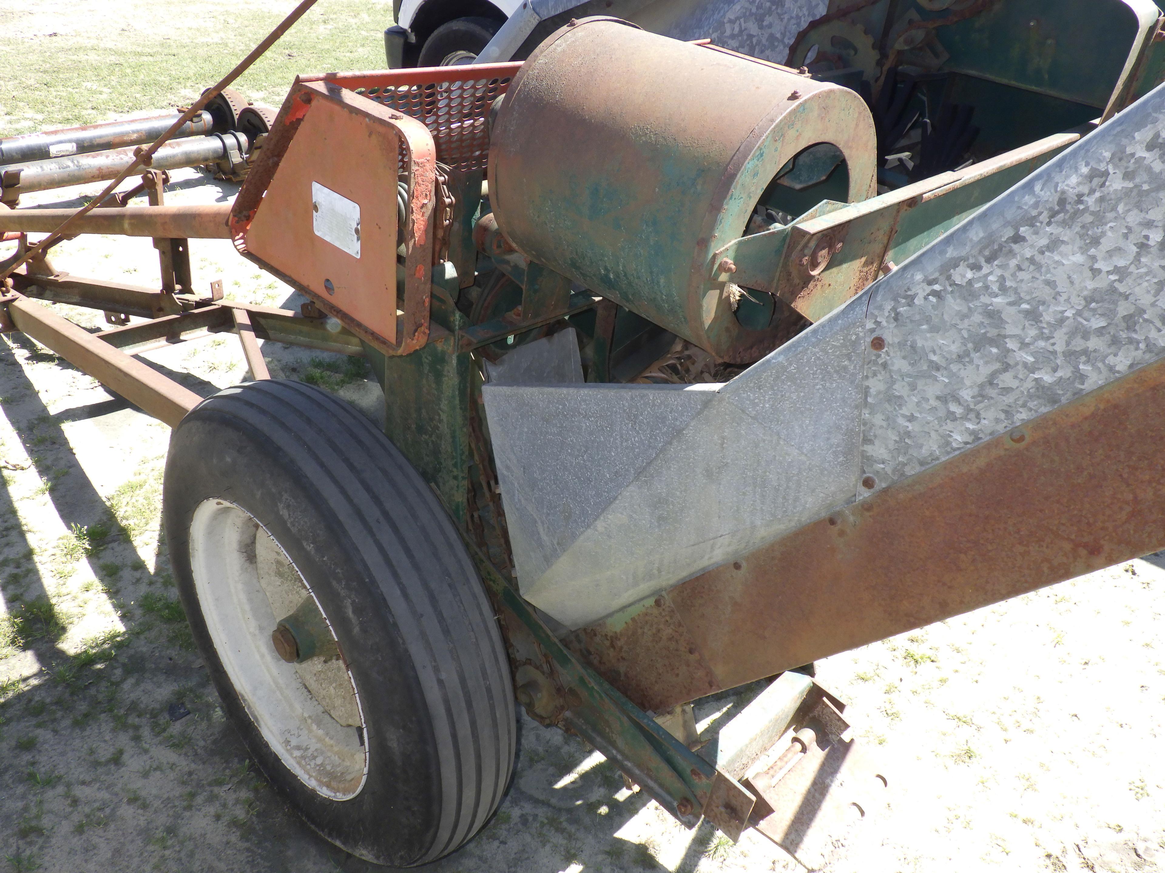 (3040) New Idea 323 One Row Corn Picker