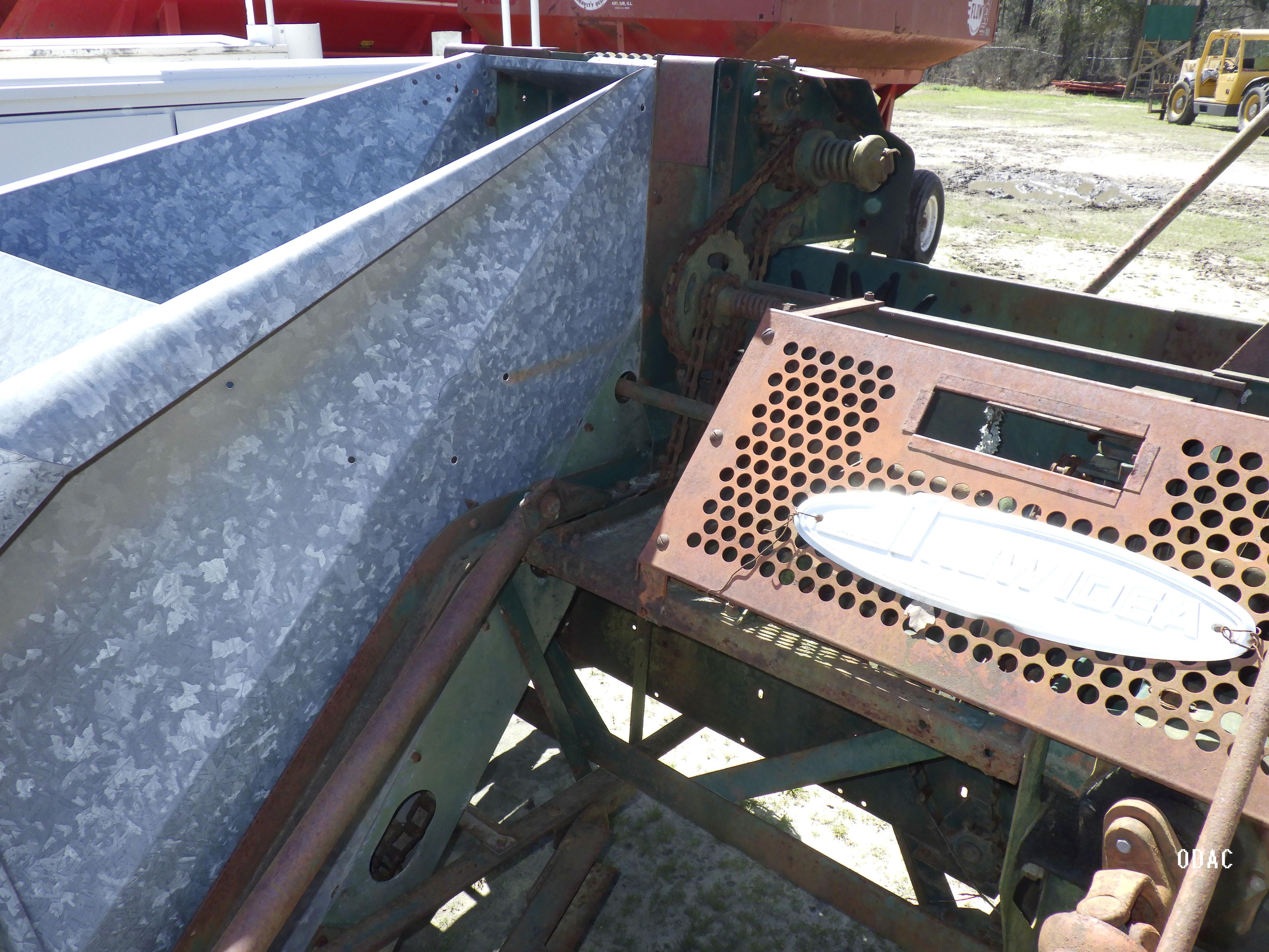 (3040) New Idea 323 One Row Corn Picker