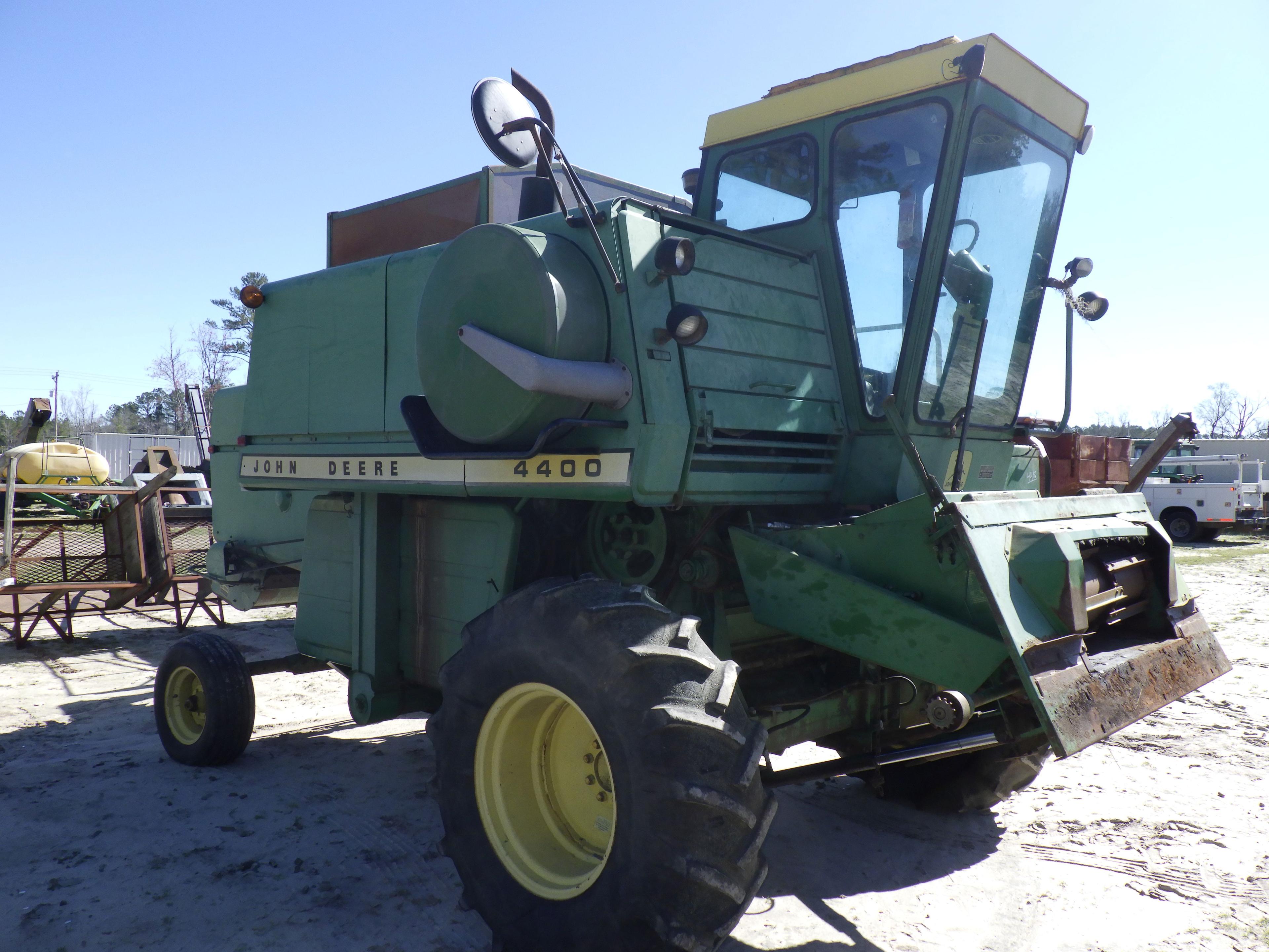 (4418) John Deere 4400 Combine