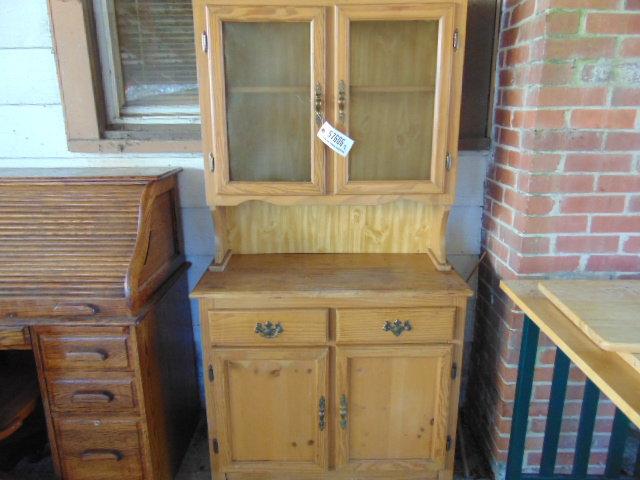 SMALL HUTCH