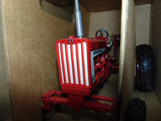 ERTL TOY FARMALL 806 TRACTOR,