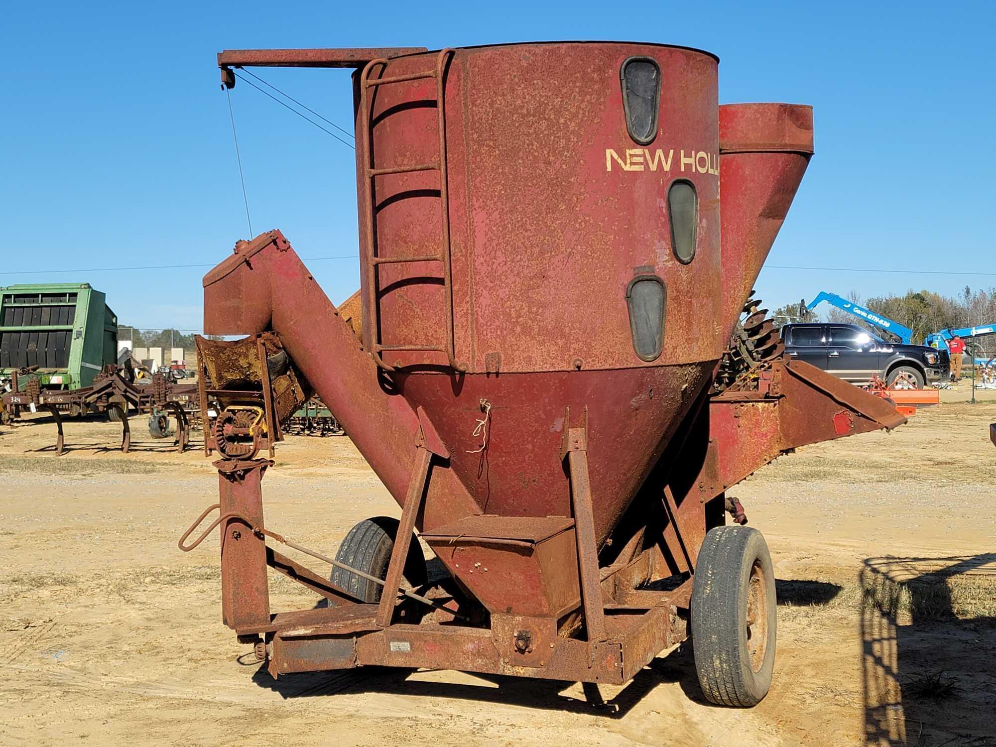 NEW HOLLAND 352 FEED MILL