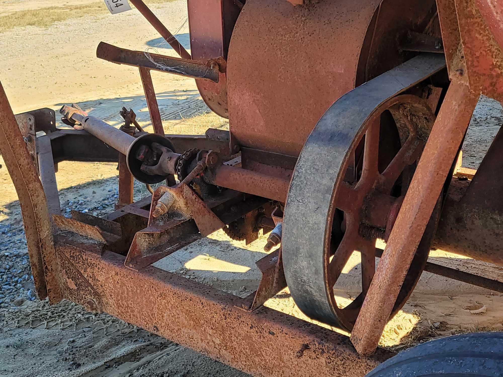 NEW HOLLAND 352 FEED MILL