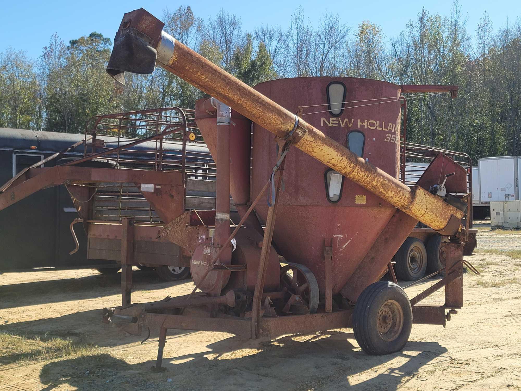 NEW HOLLAND 352 FEED MILL