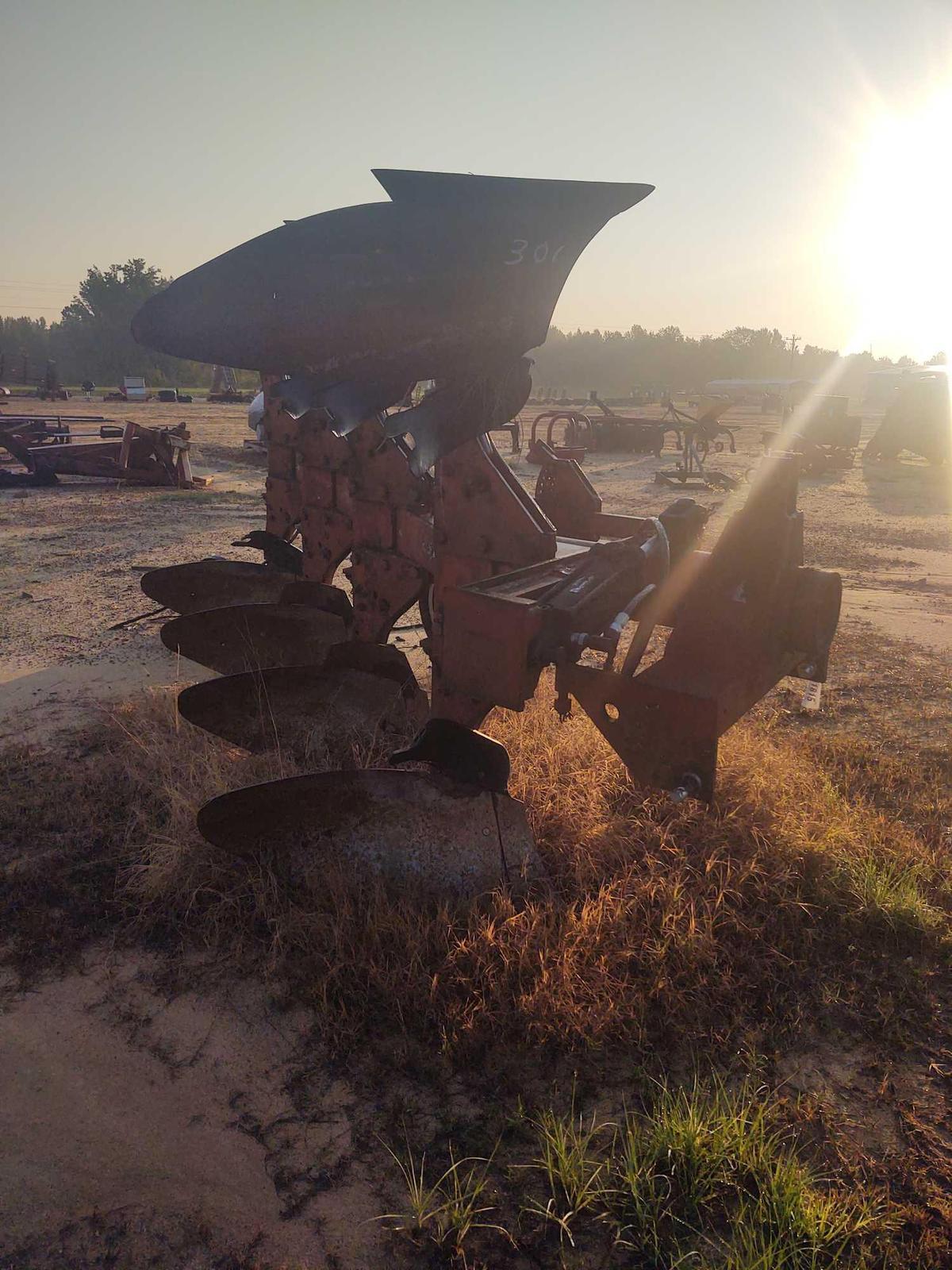 301 - INTERNATIONAL 4 BOTTOM FLIP PLOW