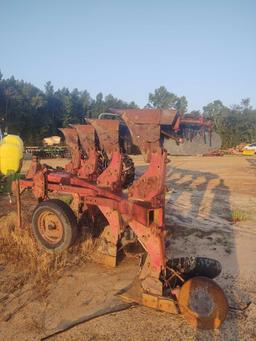 301 - INTERNATIONAL 4 BOTTOM FLIP PLOW
