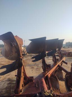 301 - INTERNATIONAL 4 BOTTOM FLIP PLOW