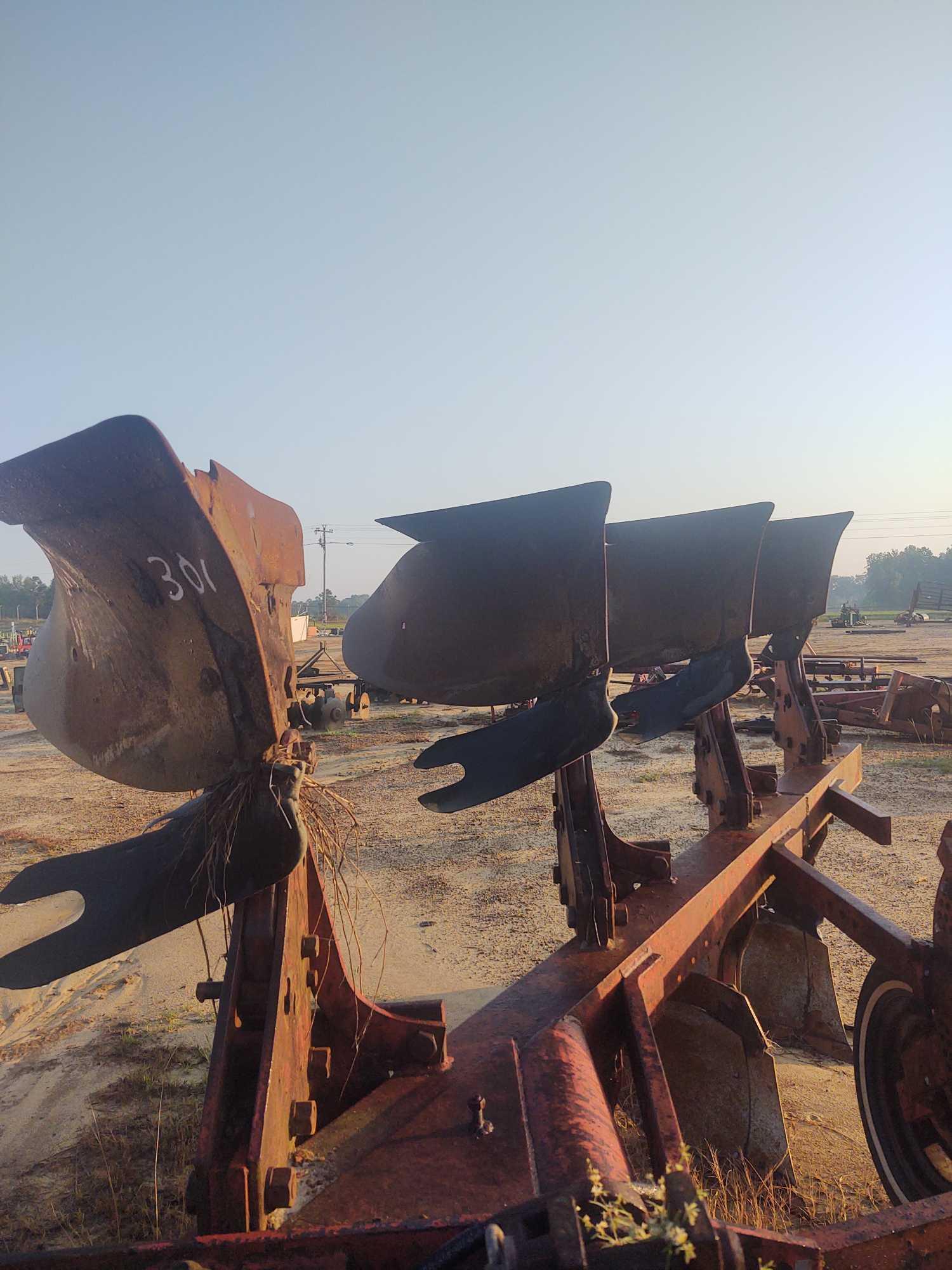 301 - INTERNATIONAL 4 BOTTOM FLIP PLOW