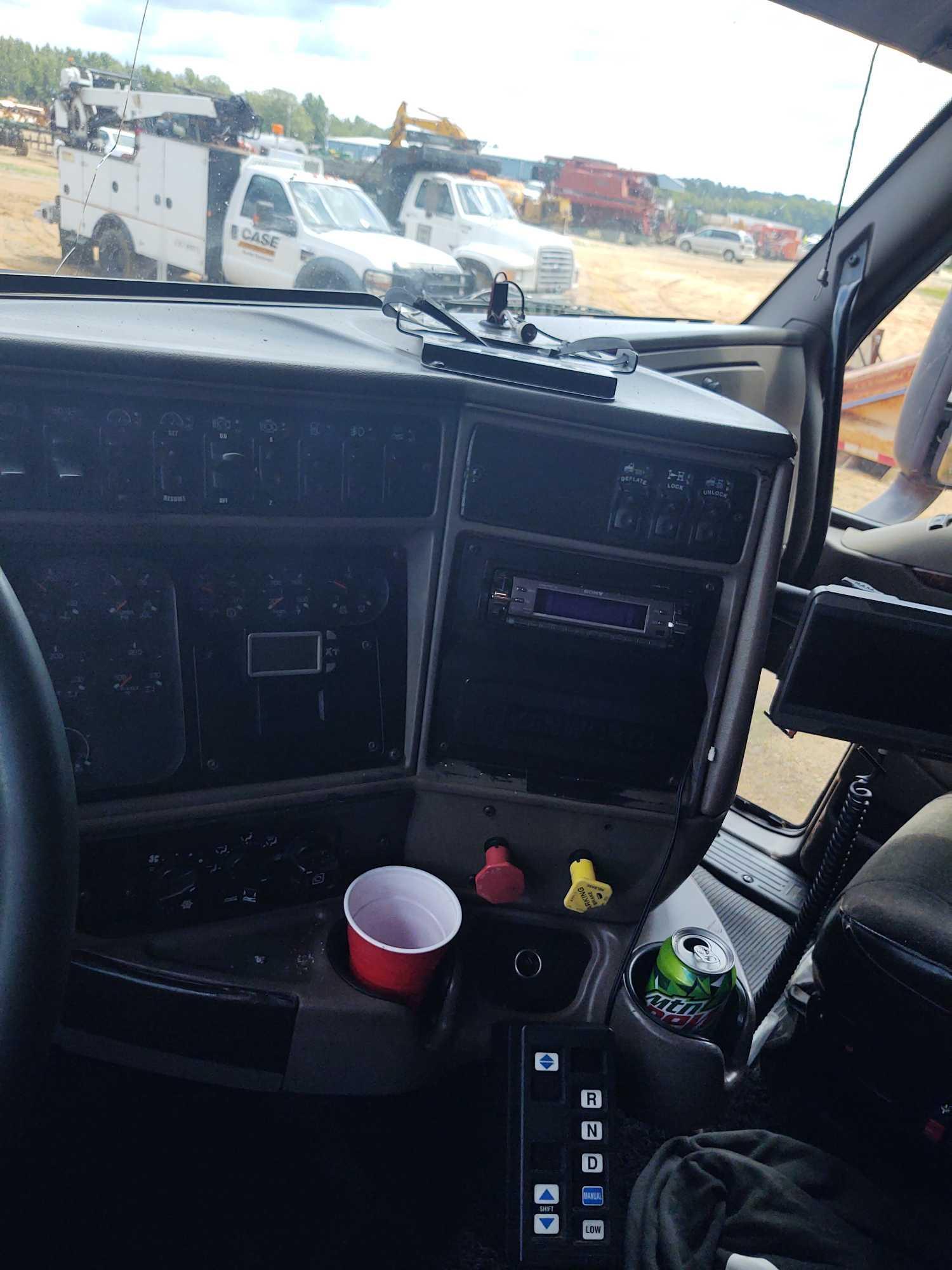 841 - 2003 T2000 KENWORTH SEMI *