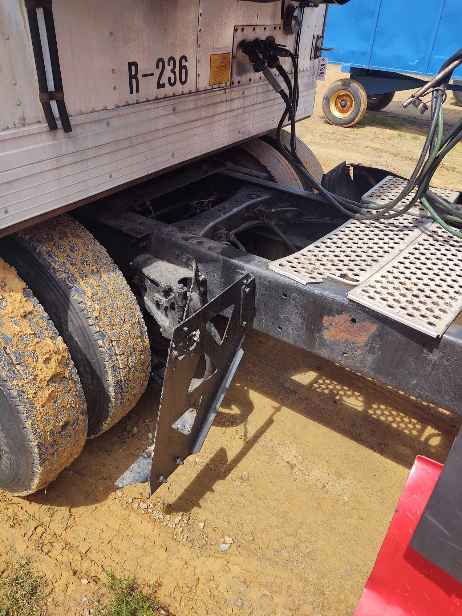 841 - 2003 T2000 KENWORTH SEMI *