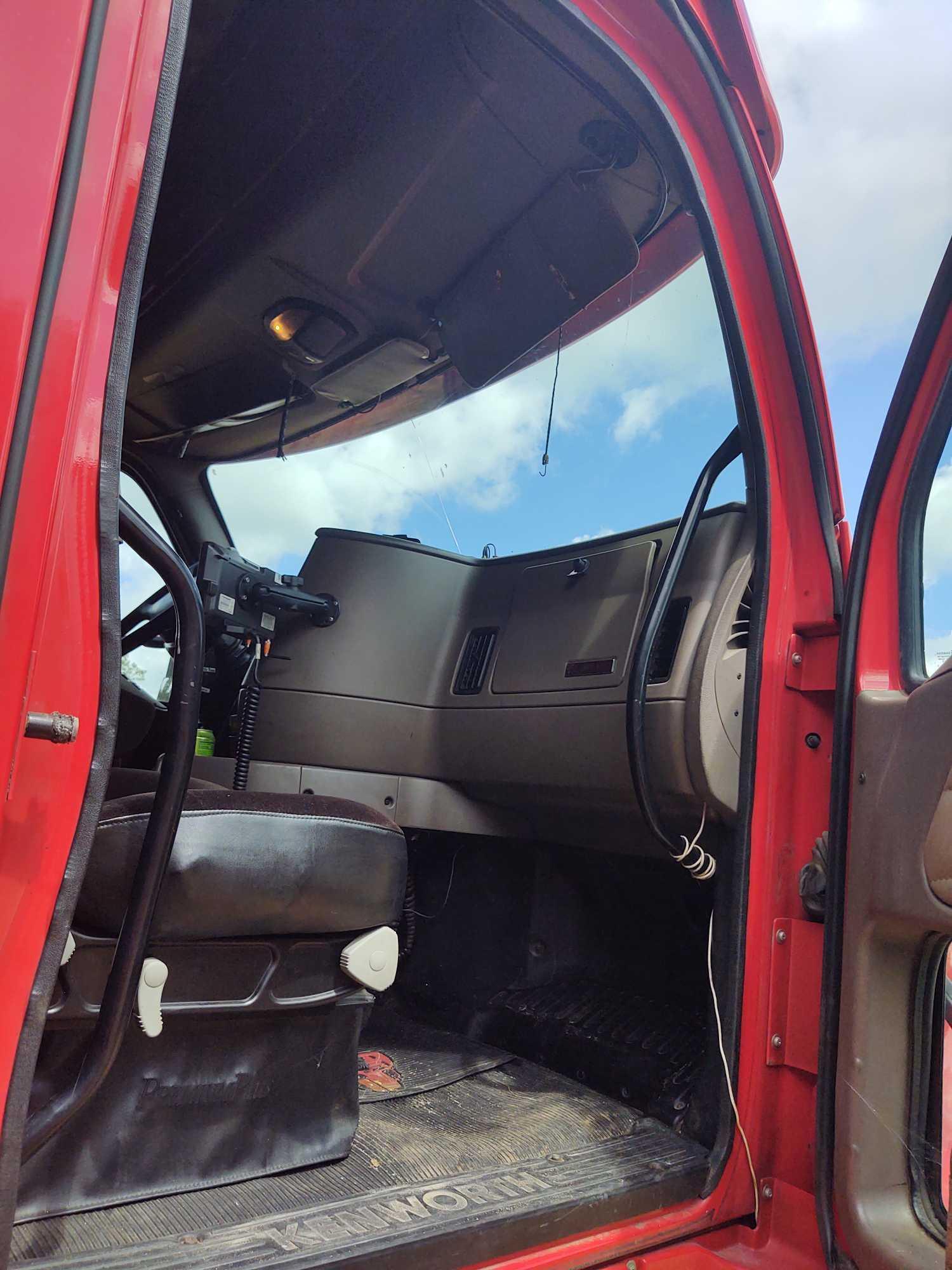 841 - 2003 T2000 KENWORTH SEMI *