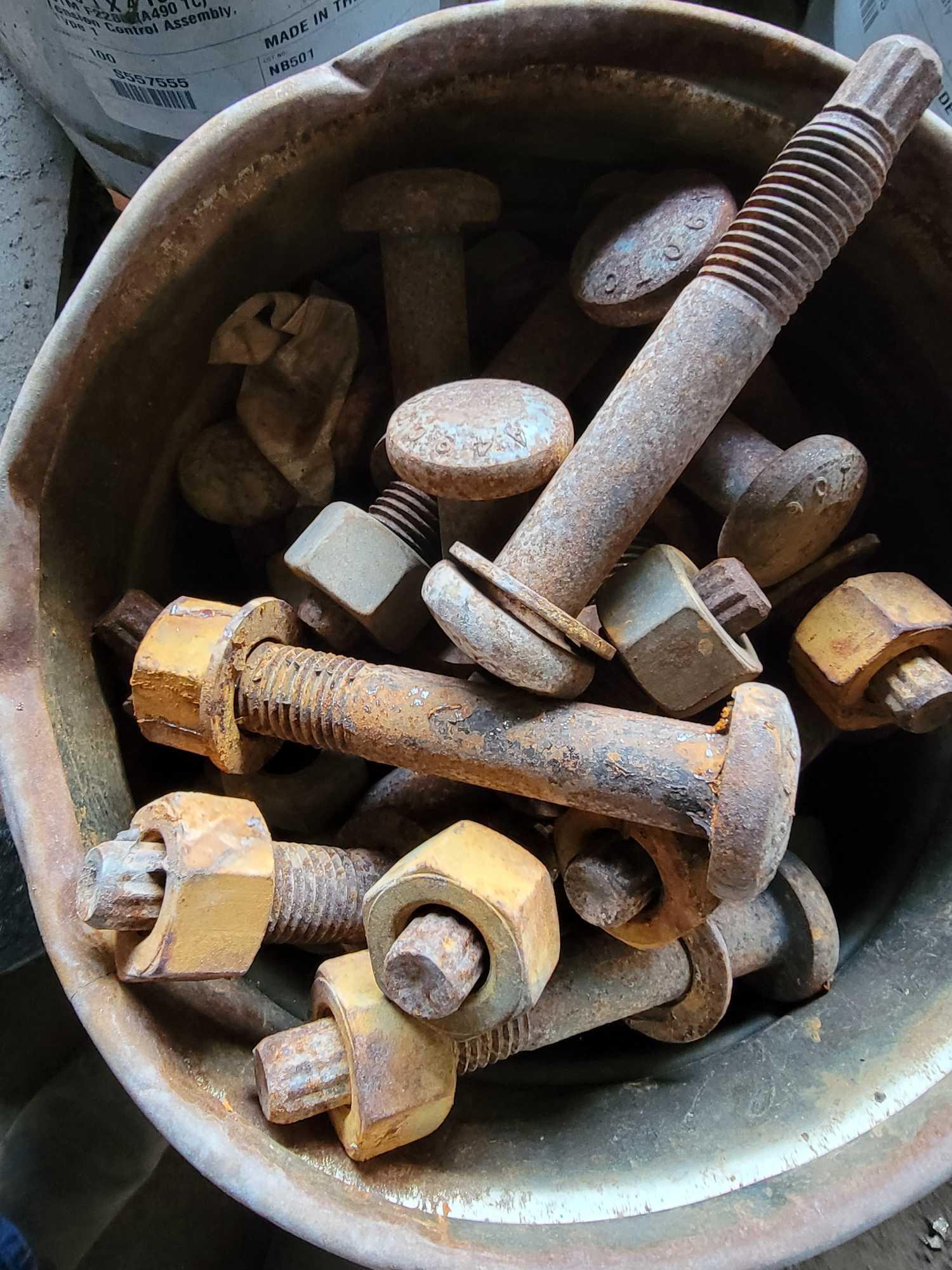PALLET OF MISC. BOLTS AND CONCRETE SCREWS