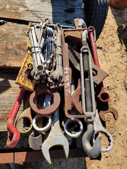 2884 - BOX OF HAND TOOLS