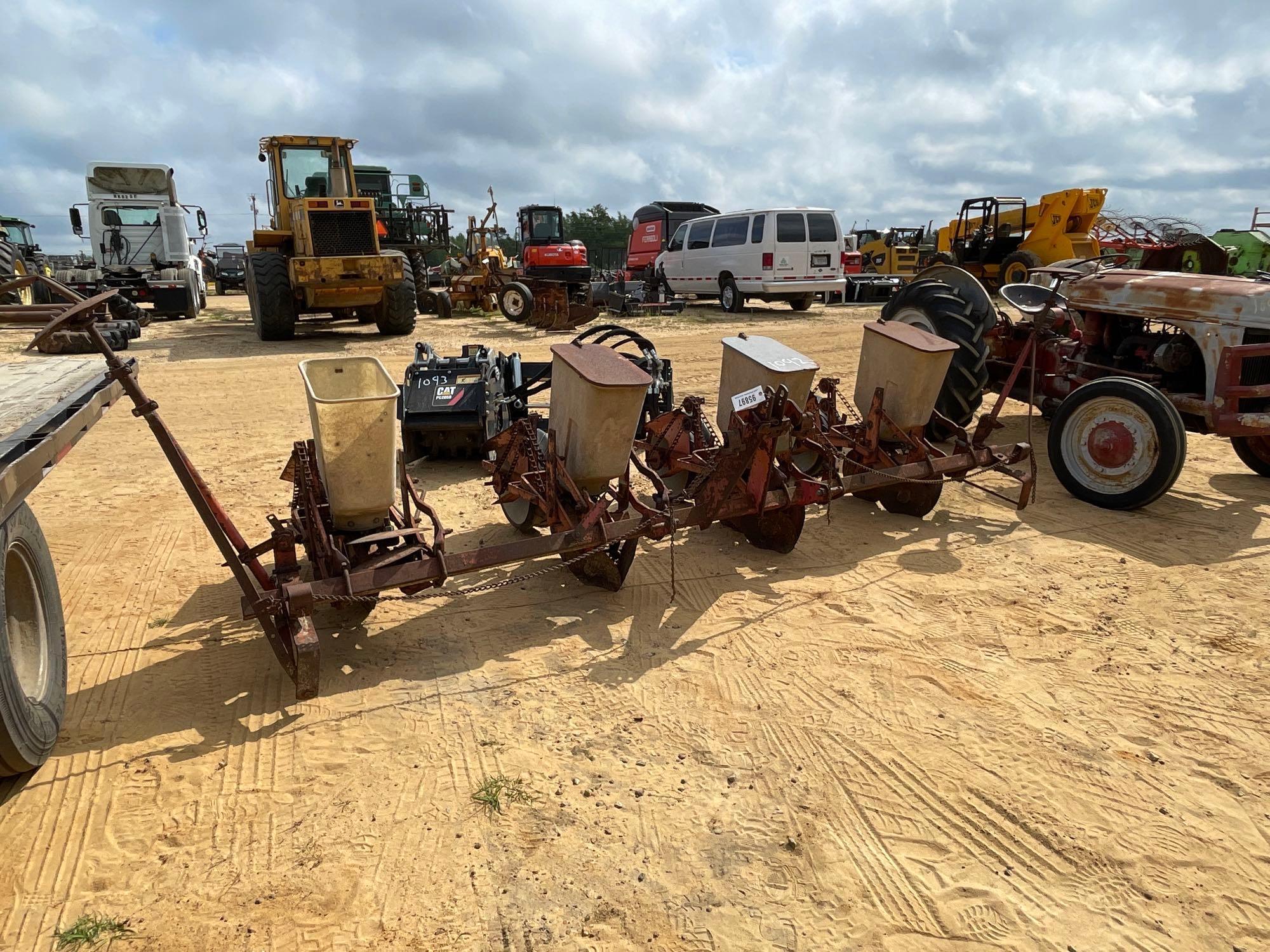 1092 - 4 ROW INTERNATIONAL 290 PLANTERS