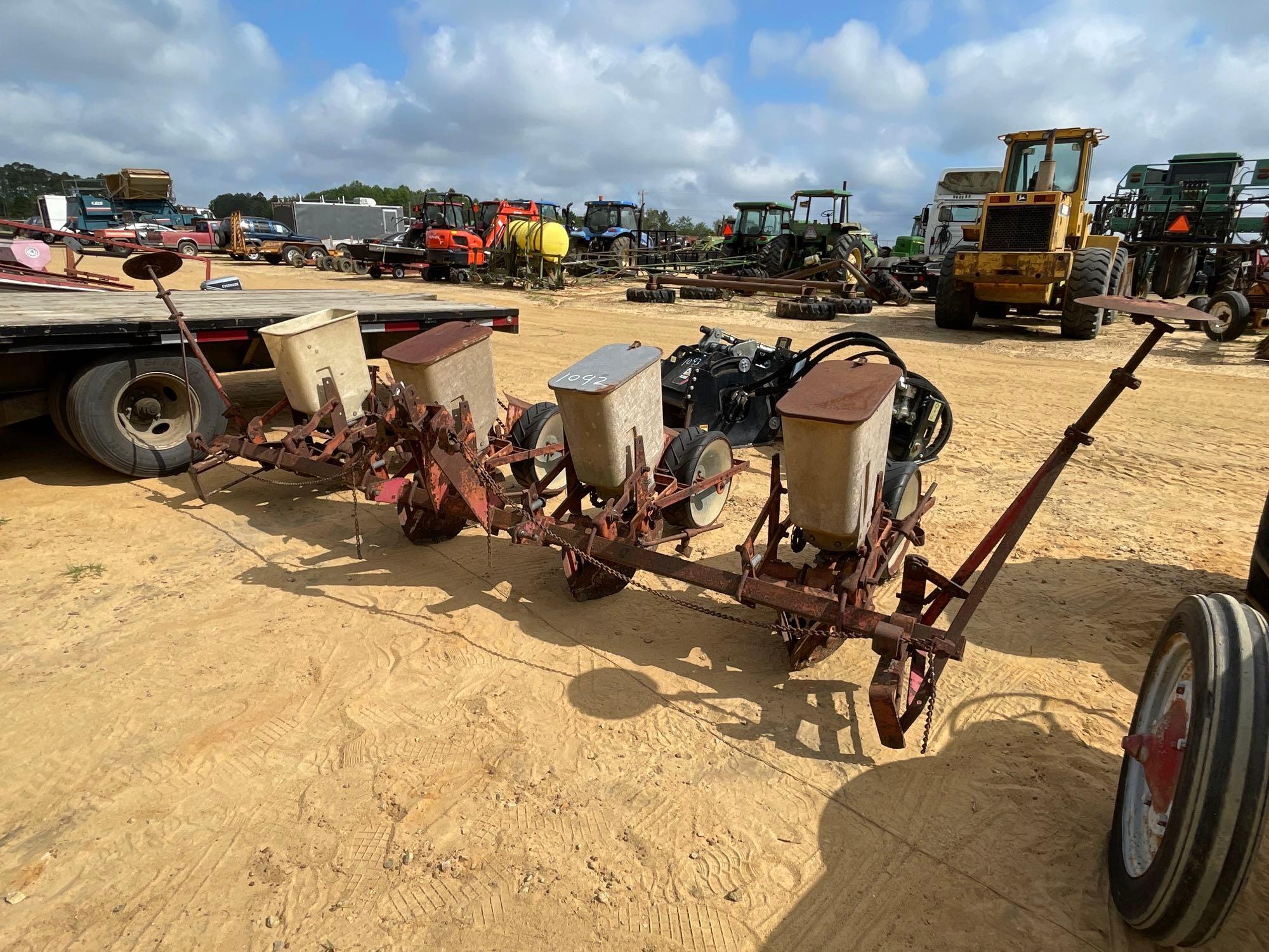 1092 - 4 ROW INTERNATIONAL 290 PLANTERS