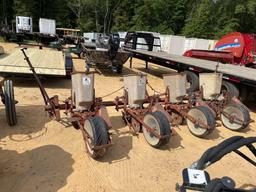 1092 - 4 ROW INTERNATIONAL 290 PLANTERS
