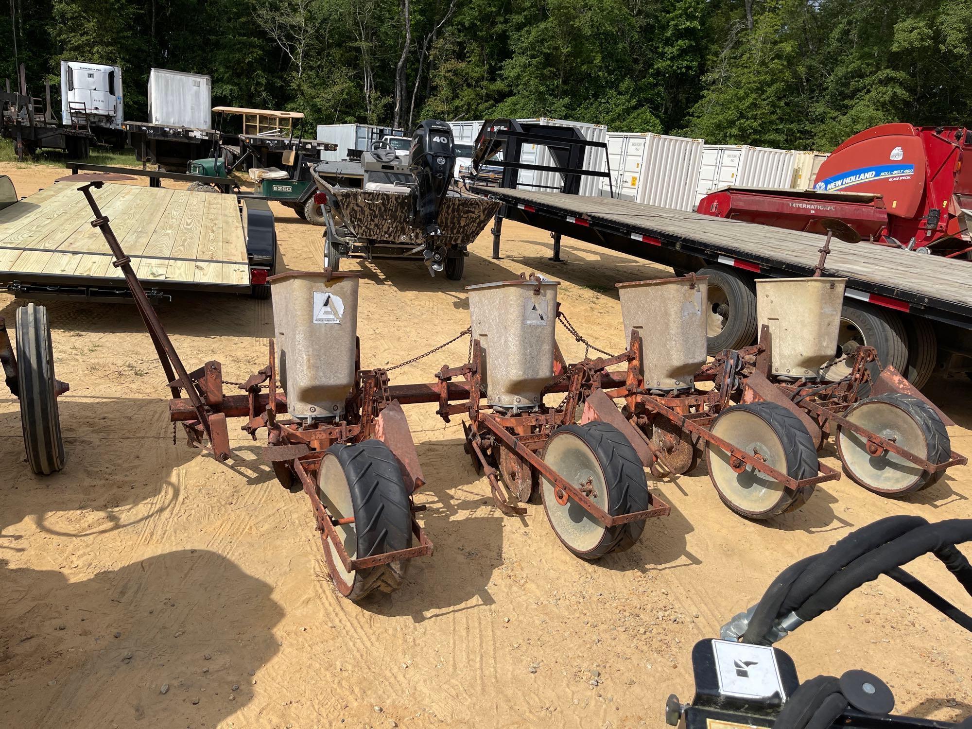 1092 - 4 ROW INTERNATIONAL 290 PLANTERS